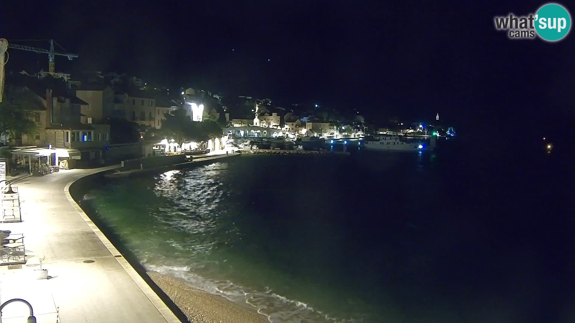Spletna kamera Bol – Center mesta in marina v živo