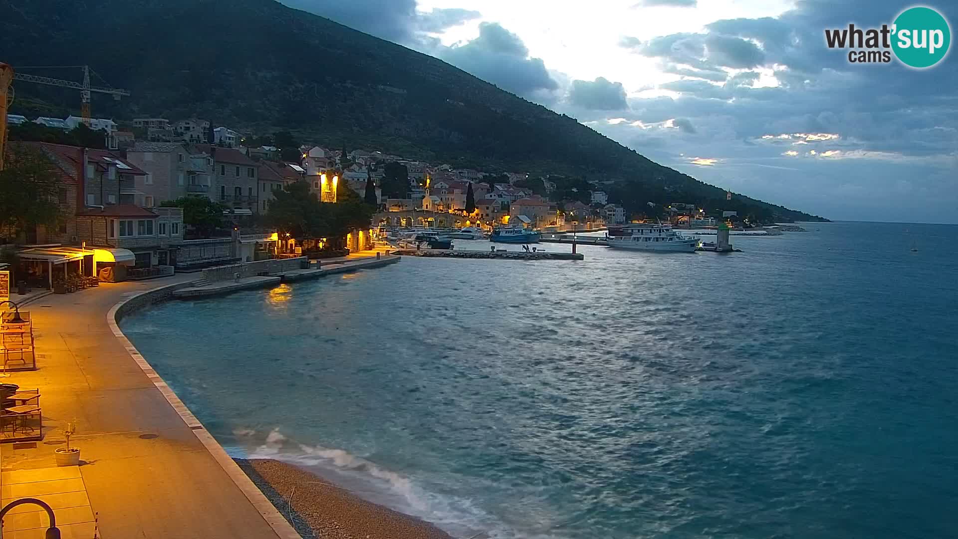 Web kamera Bol – Centar mjesta i marina | Pogled uživo