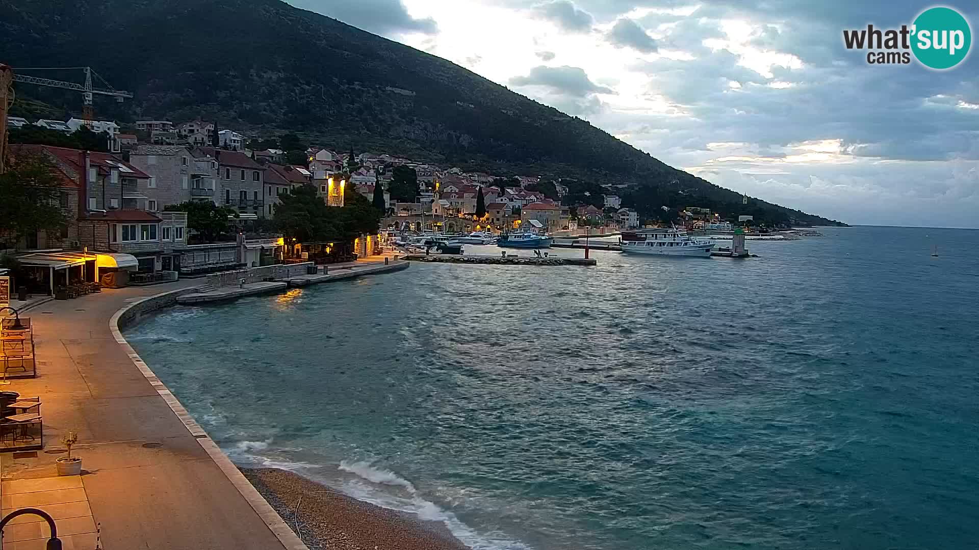 Web kamera Bol – Centar mjesta i marina | Pogled uživo