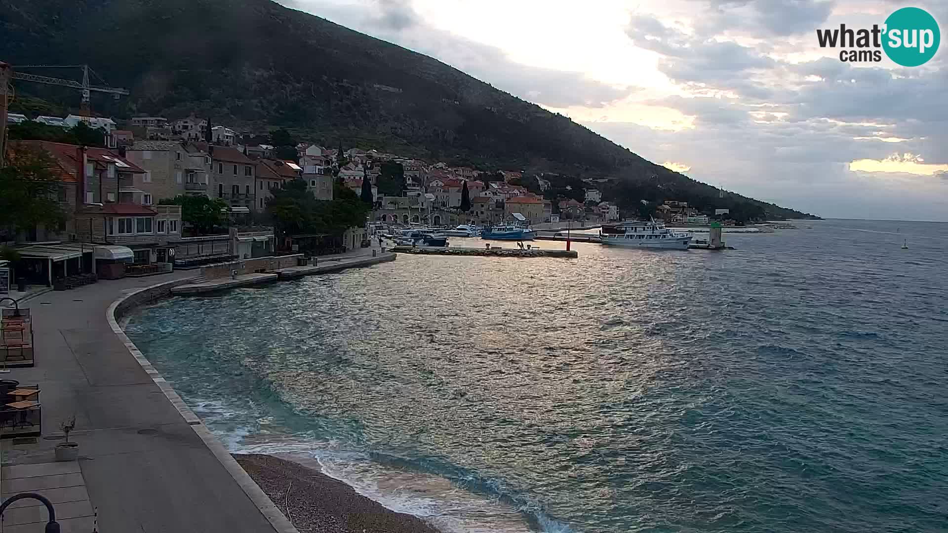 Spletna kamera Bol – Center mesta in marina v živo