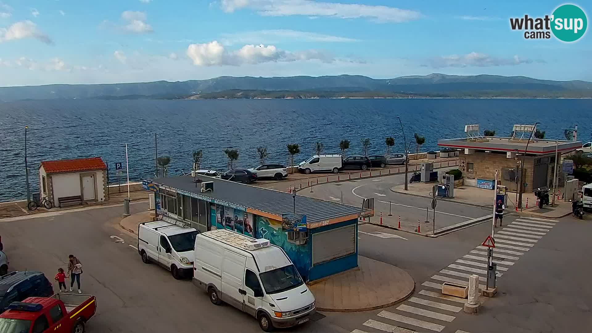 Spletna kamera Bol – Center mesta in marina v živo
