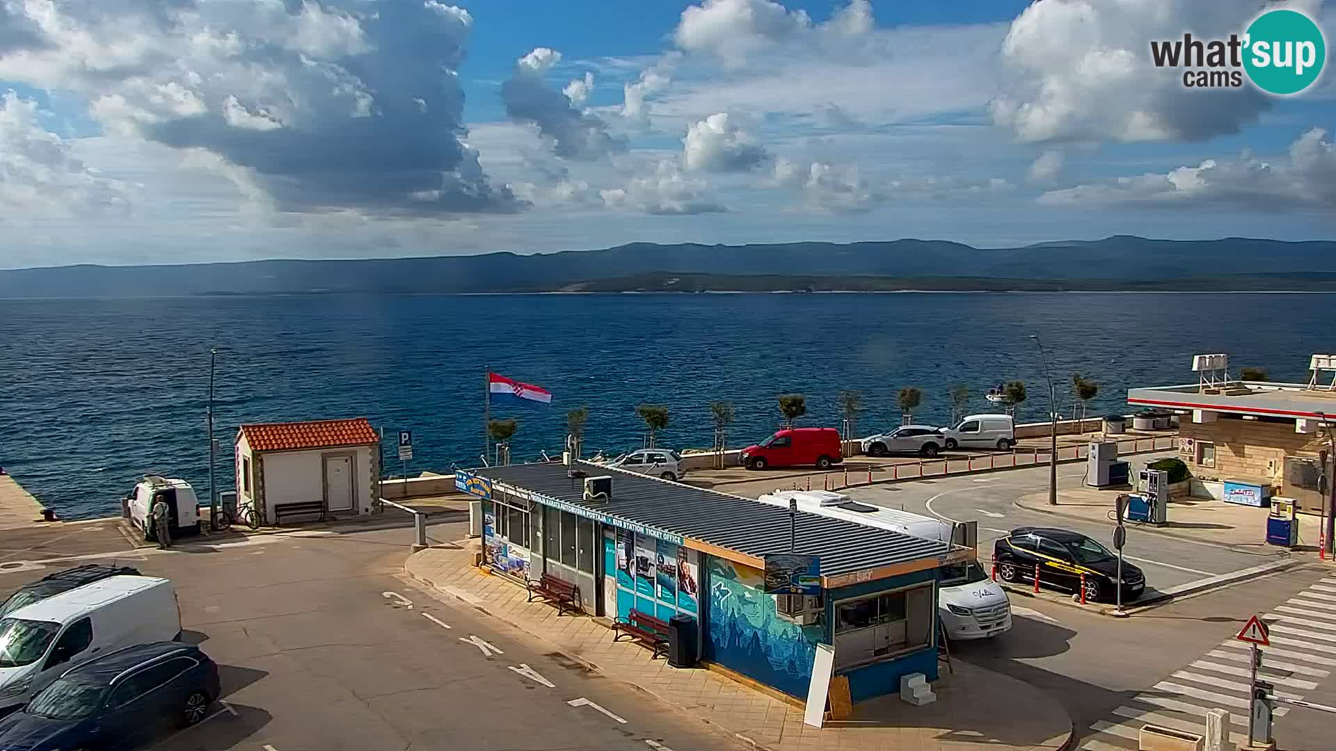 Spletna kamera Bol – Center mesta in marina v živo