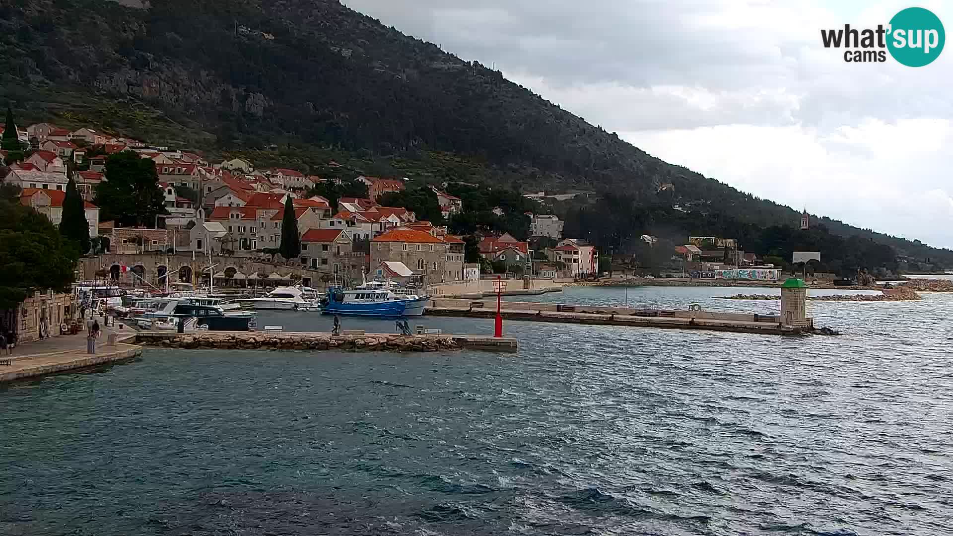 Spletna kamera Bol – Center mesta in marina v živo