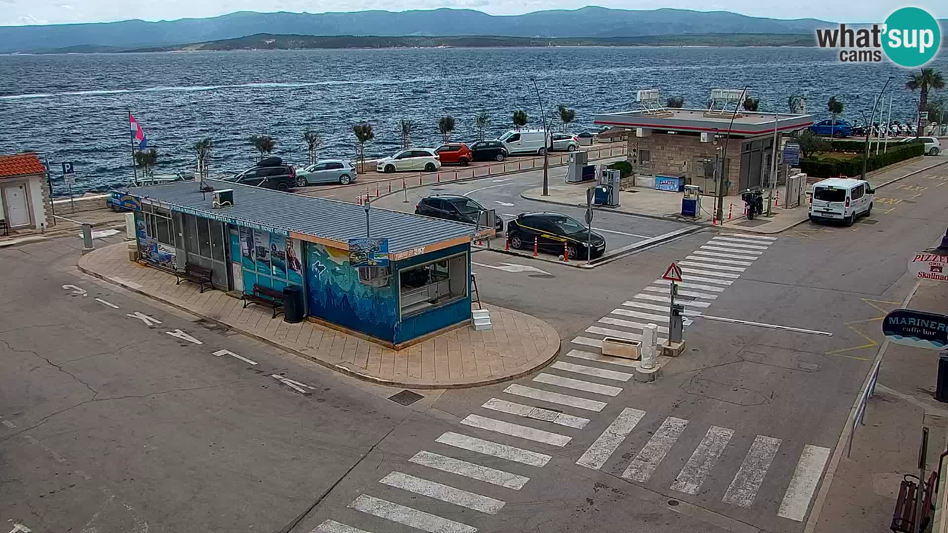 Spletna kamera Bol – Center mesta in marina v živo