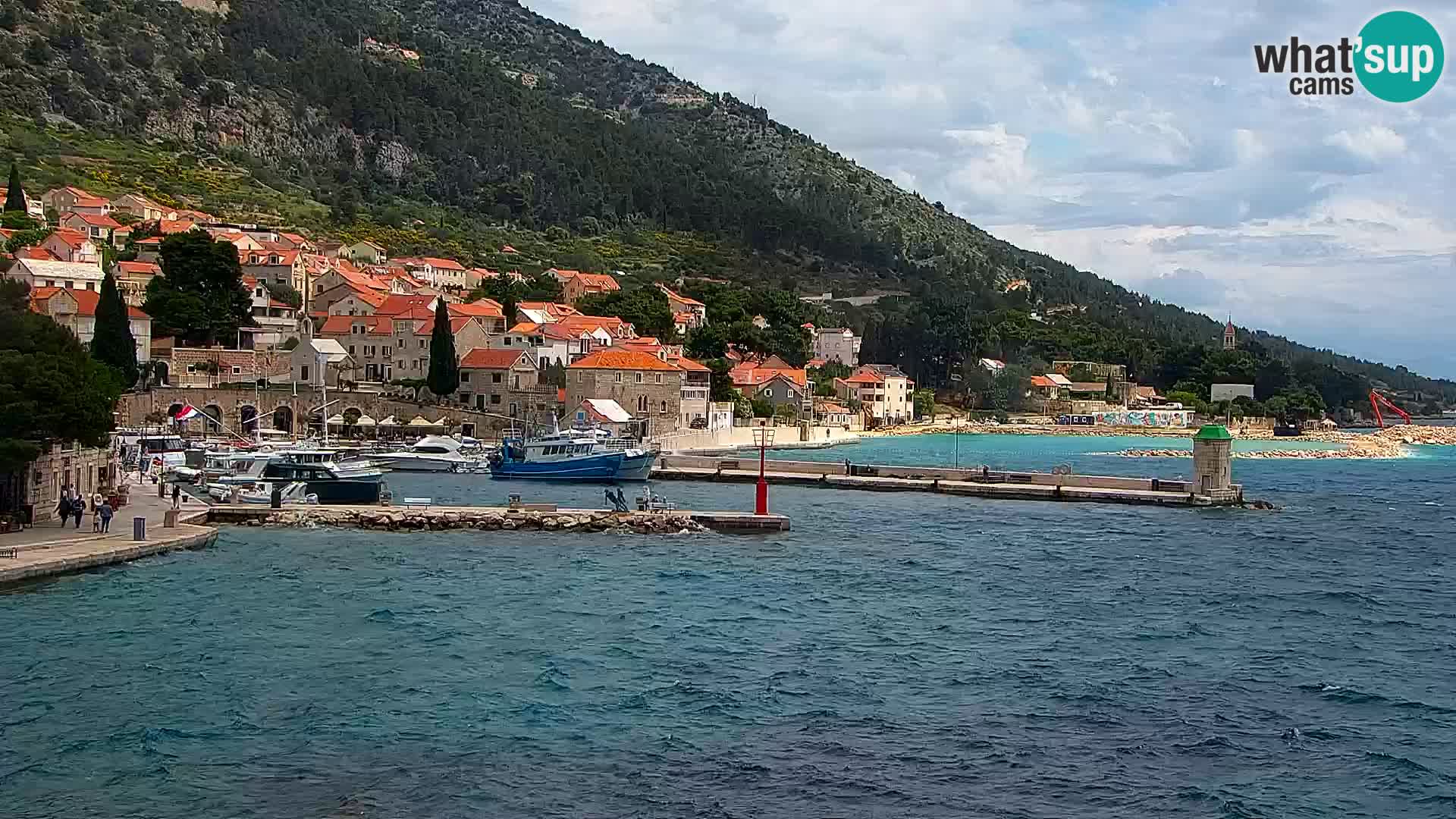 Spletna kamera Bol – Center mesta in marina v živo