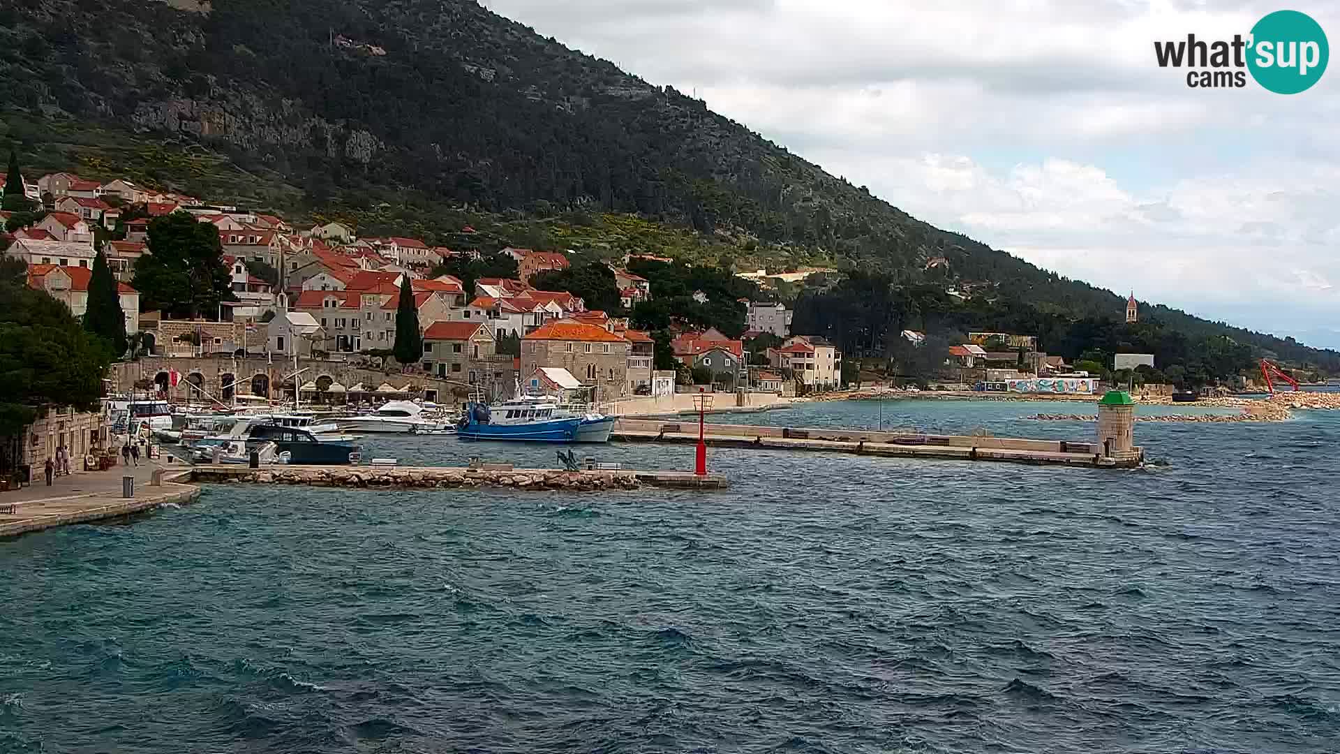 Web kamera Bol – Centar mjesta i marina | Pogled uživo