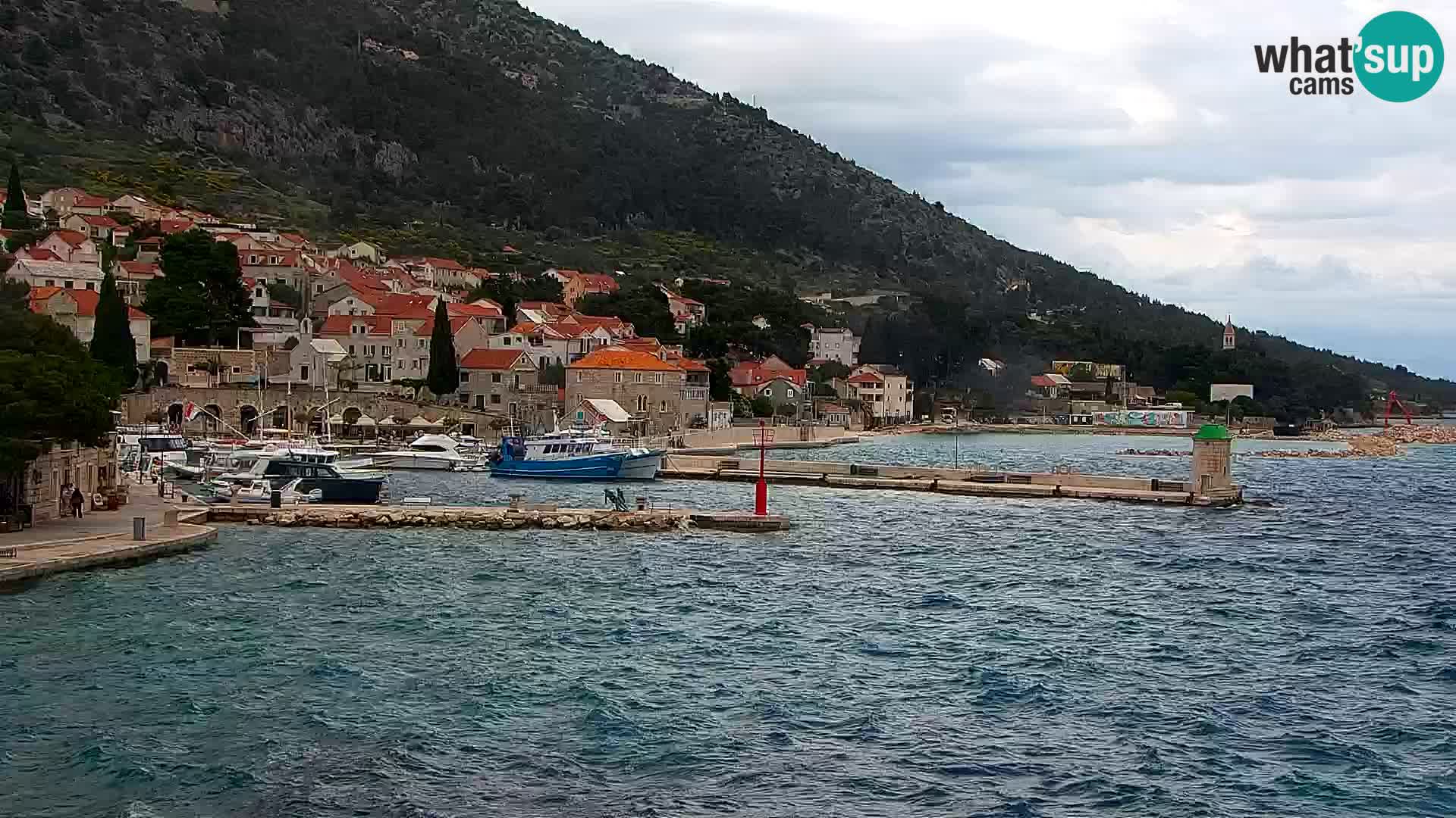 Spletna kamera Bol – Center mesta in marina v živo