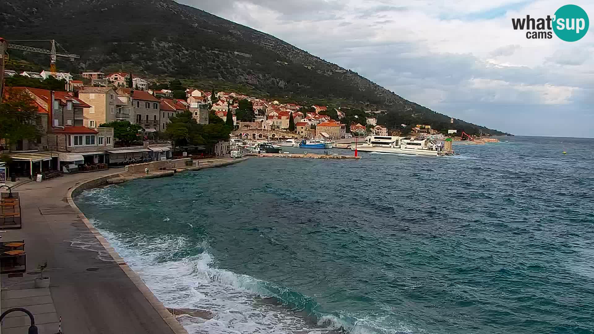 Spletna kamera Bol – Center mesta in marina v živo
