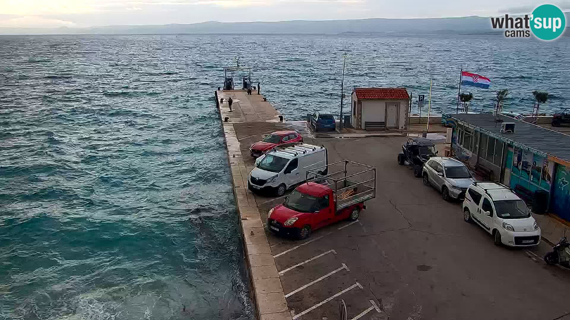 Spletna kamera Bol – Center mesta in marina v živo