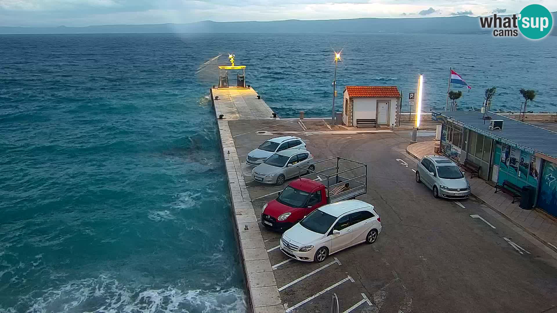 Web kamera Bol – Centar mjesta i marina | Pogled uživo