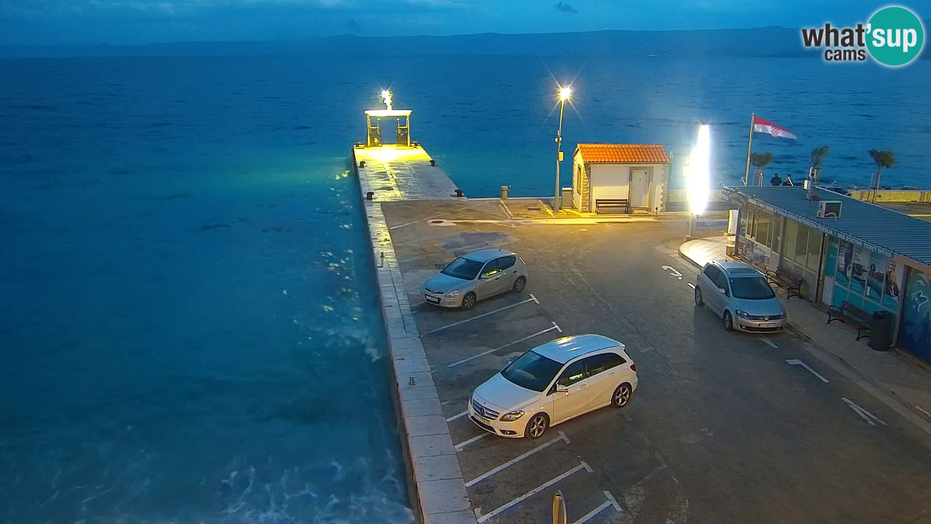 Spletna kamera Bol – Center mesta in marina v živo