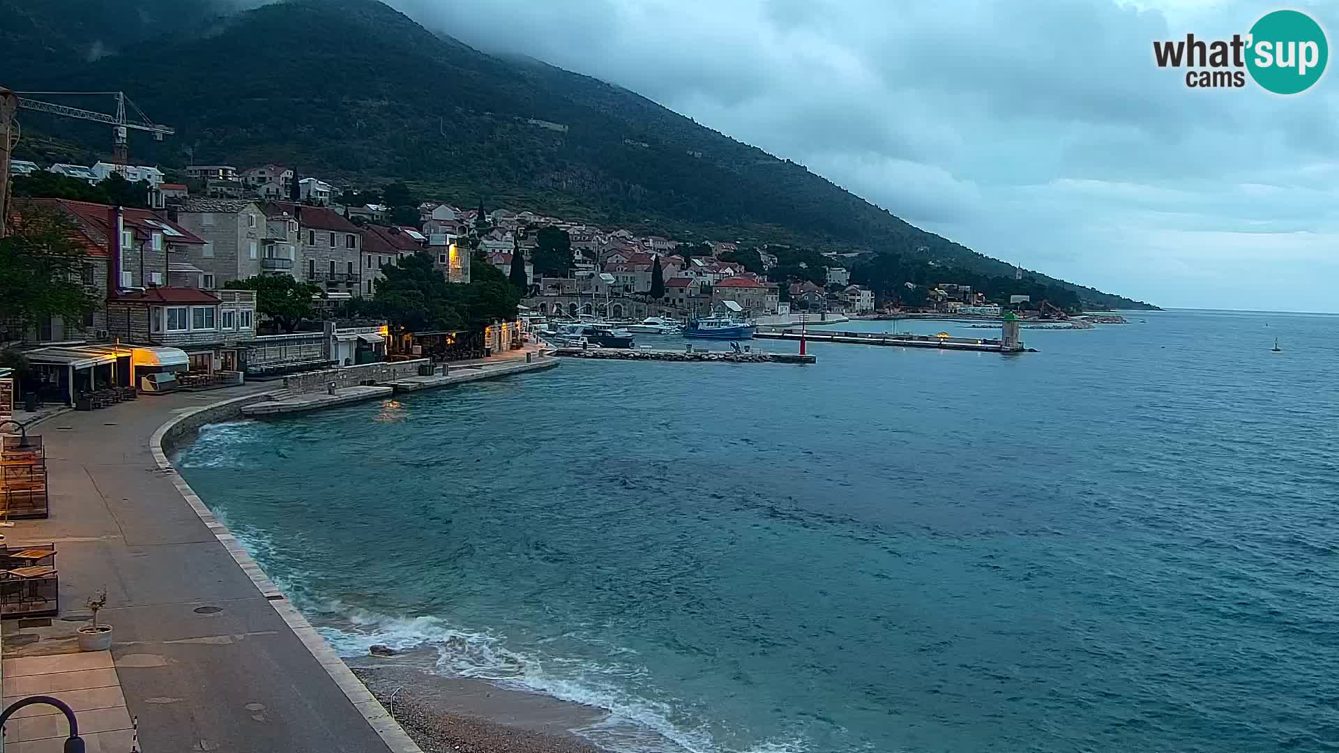 Spletna kamera Bol – Center mesta in marina v živo