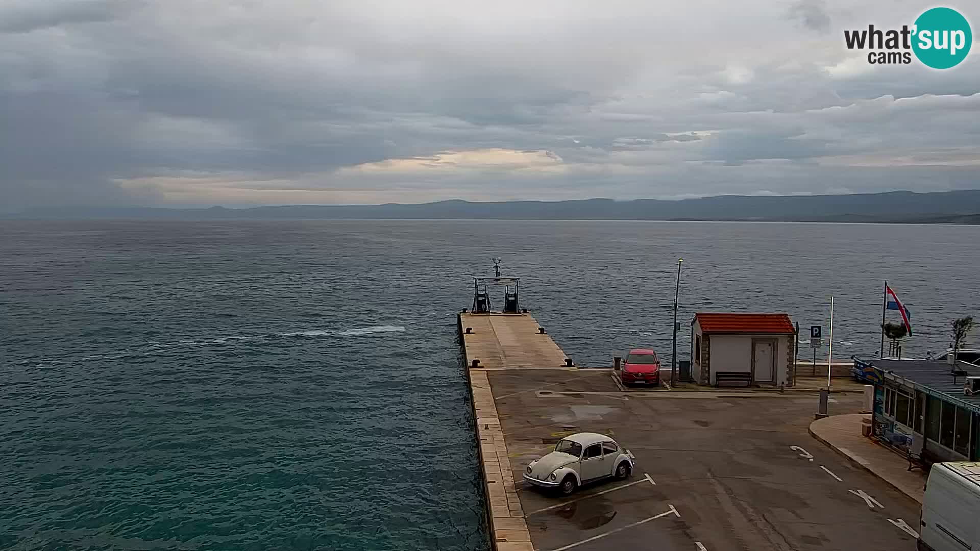 Spletna kamera Bol – Center mesta in marina v živo