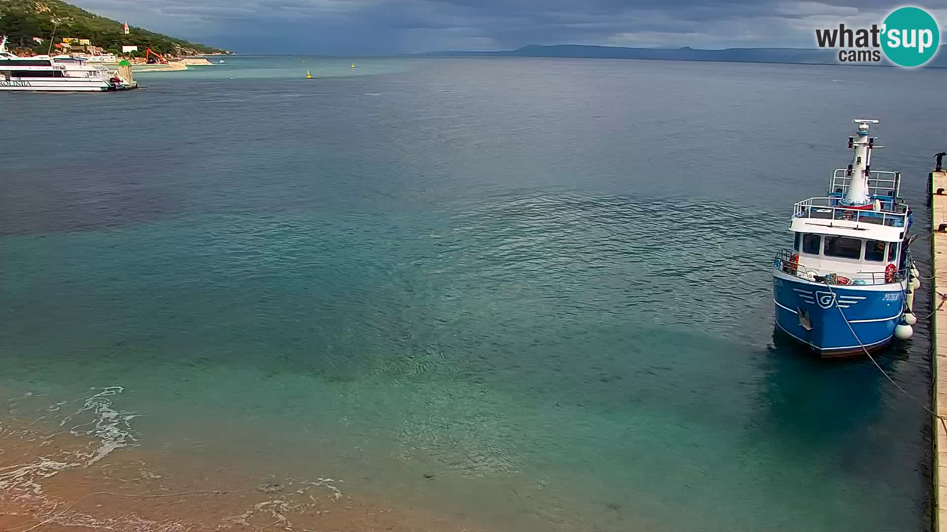 Spletna kamera Bol – Center mesta in marina v živo