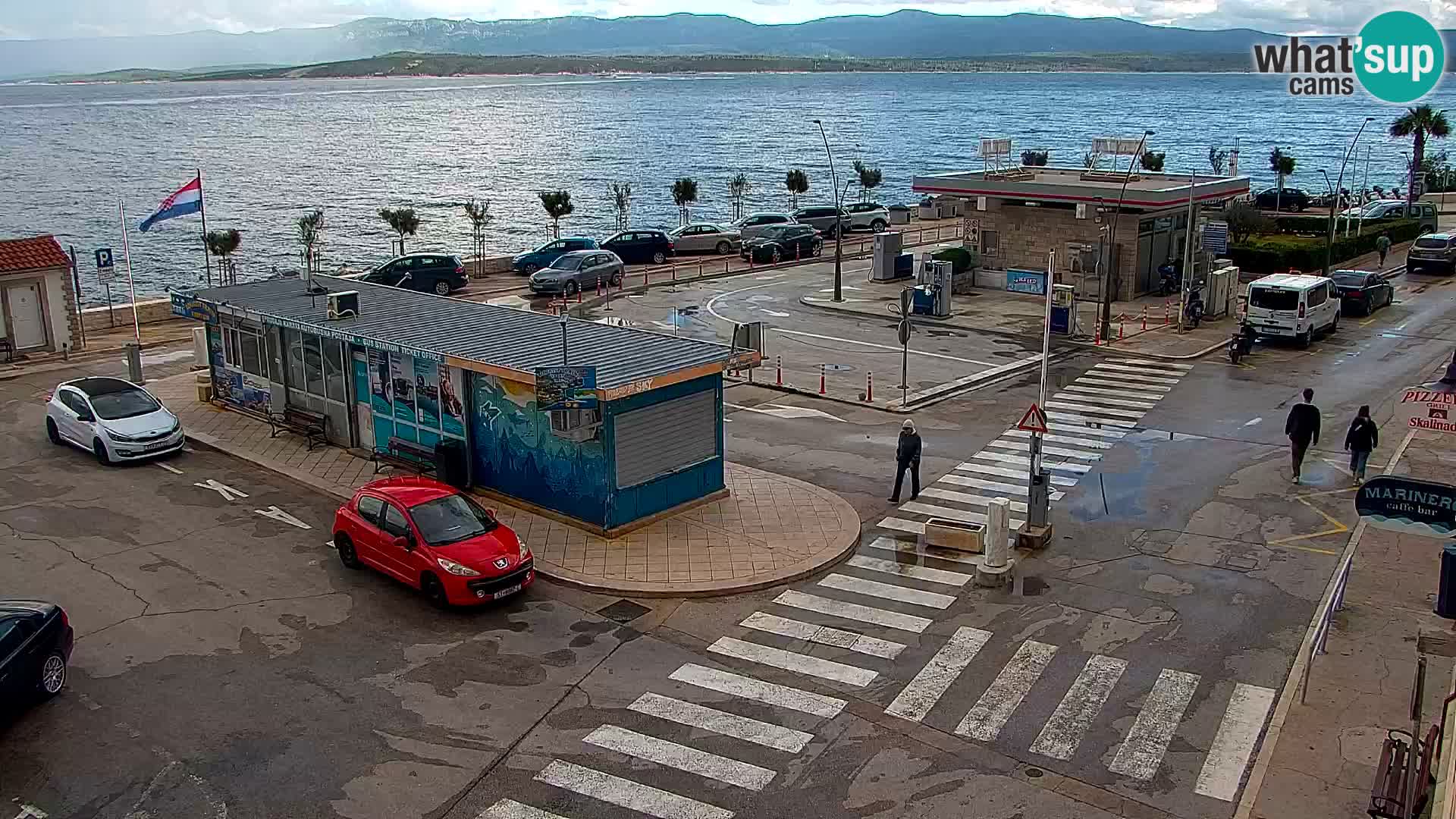 Spletna kamera Bol – Center mesta in marina v živo