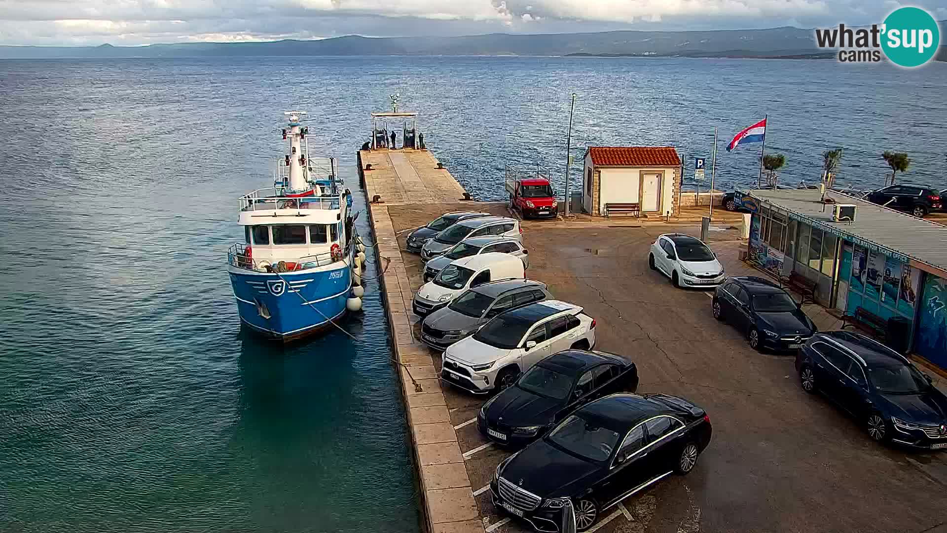 Spletna kamera Bol – Center mesta in marina v živo