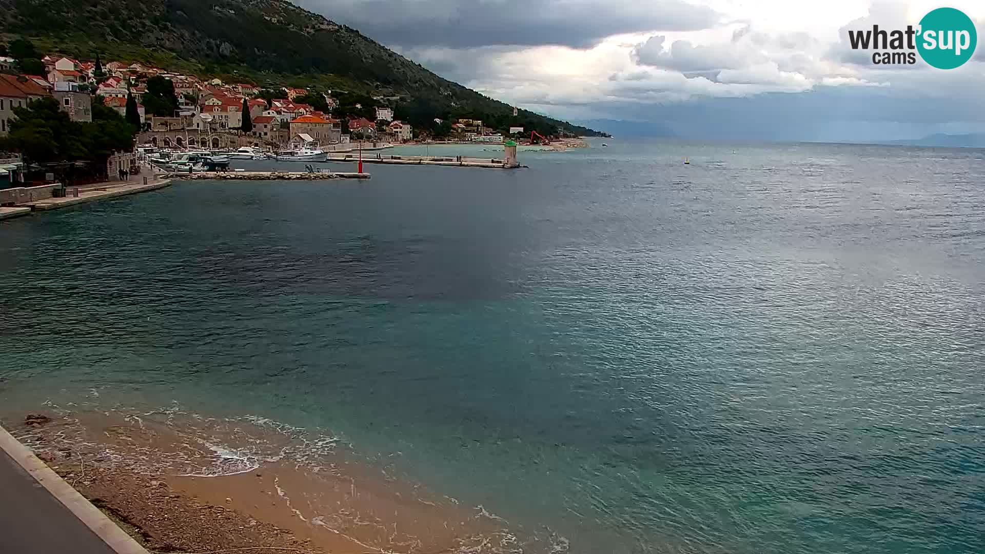 Web kamera Bol – Centar mjesta i marina | Pogled uživo
