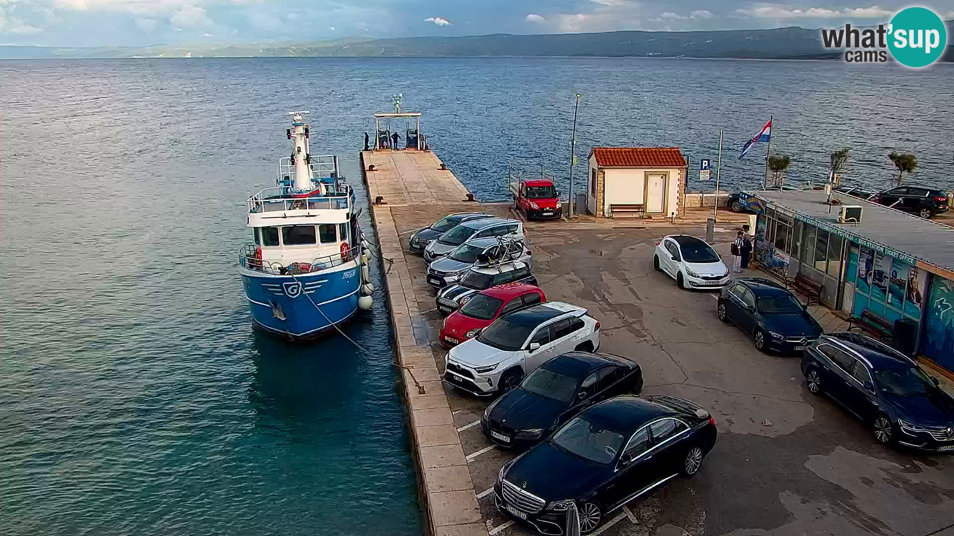 Web kamera Bol – Centar mjesta i marina | Pogled uživo