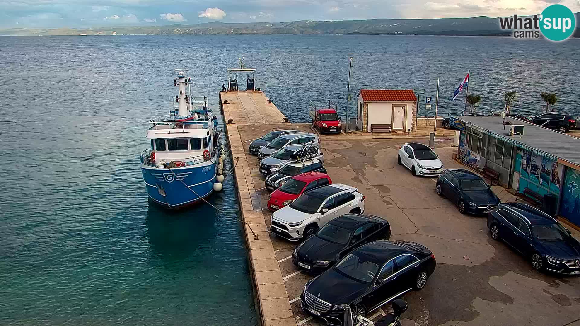 Spletna kamera Bol – Center mesta in marina v živo