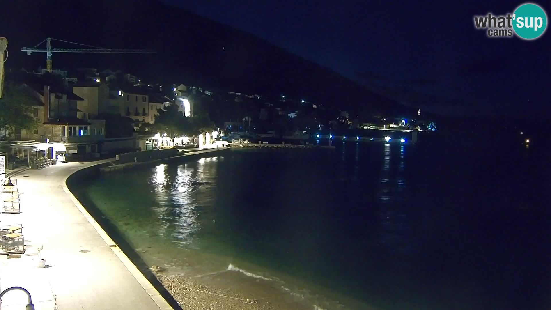 Spletna kamera Bol – Center mesta in marina v živo