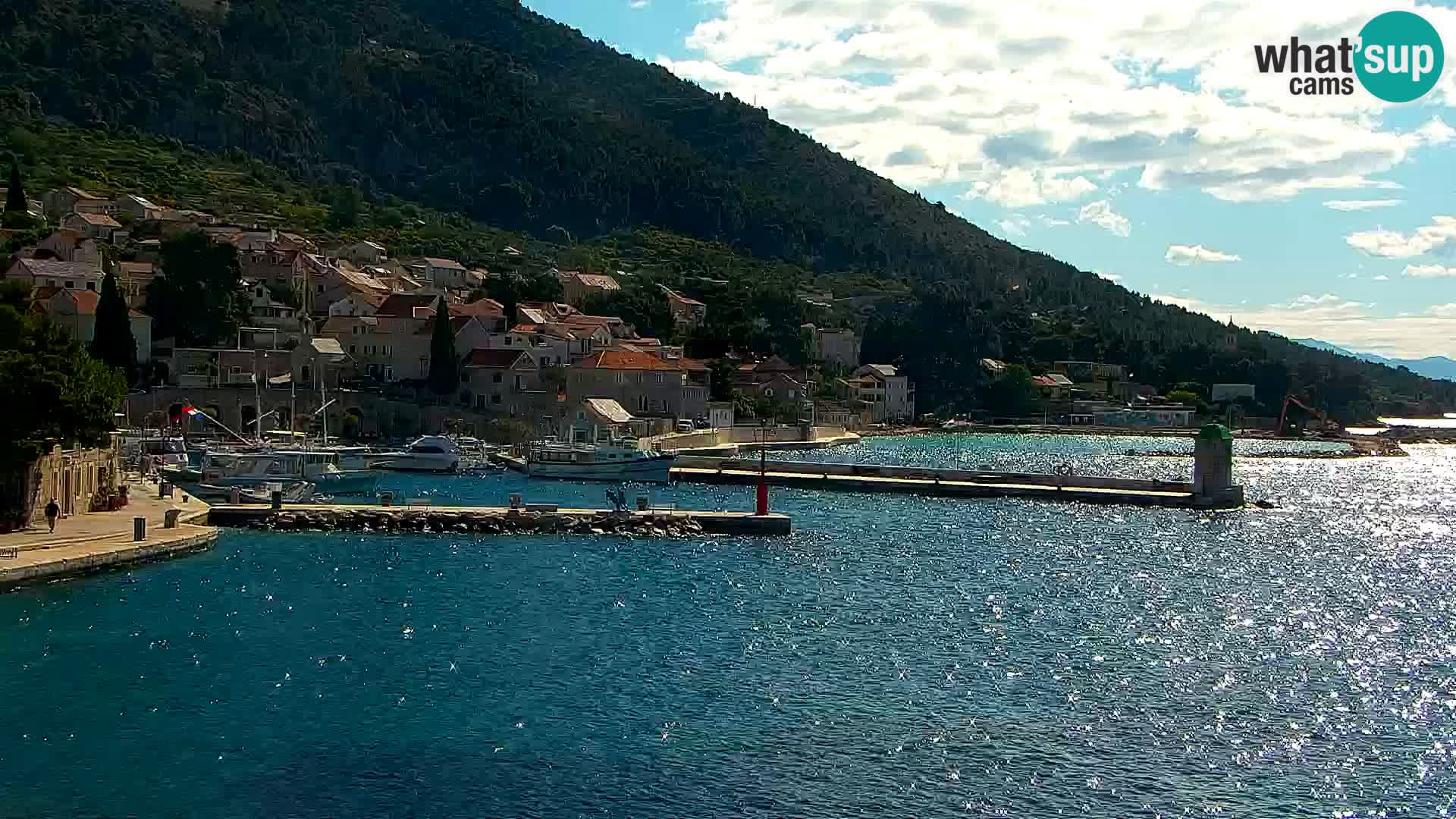 Web kamera Bol – Centar mjesta i marina | Pogled uživo