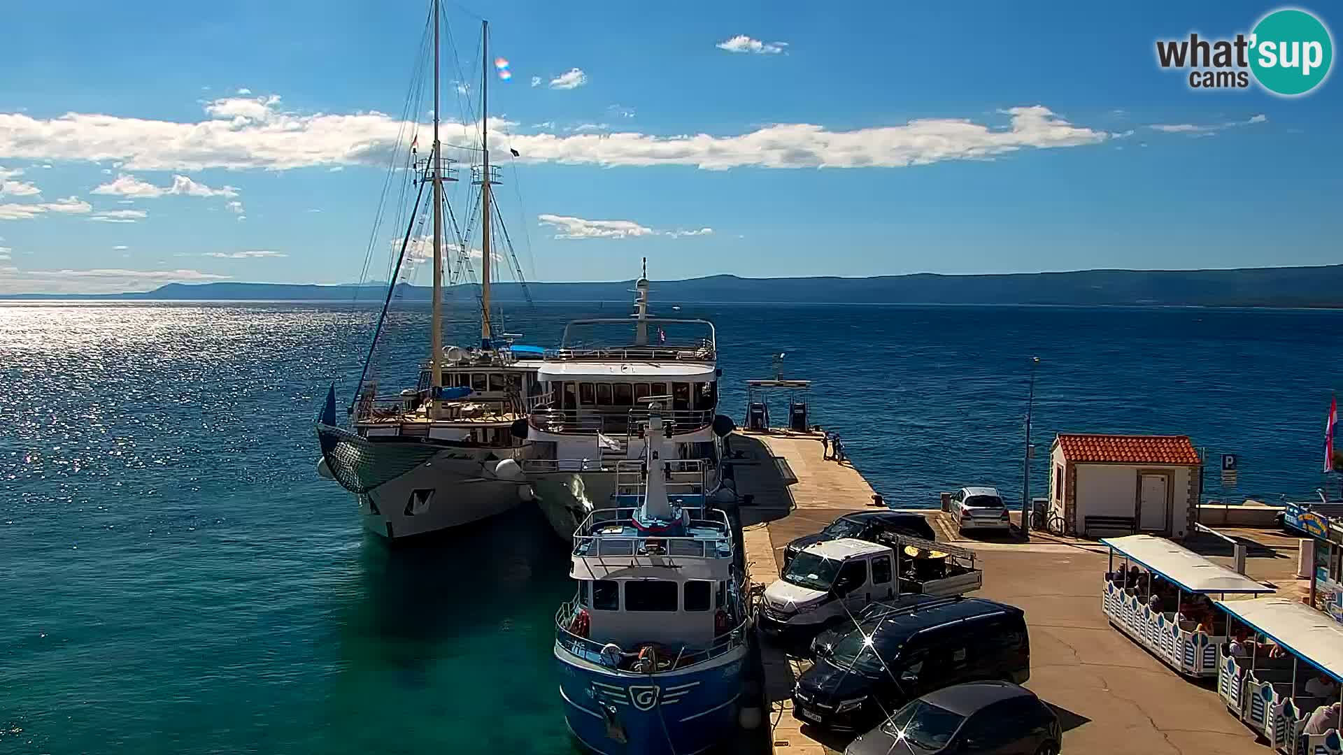 Spletna kamera Bol – Center mesta in marina v živo