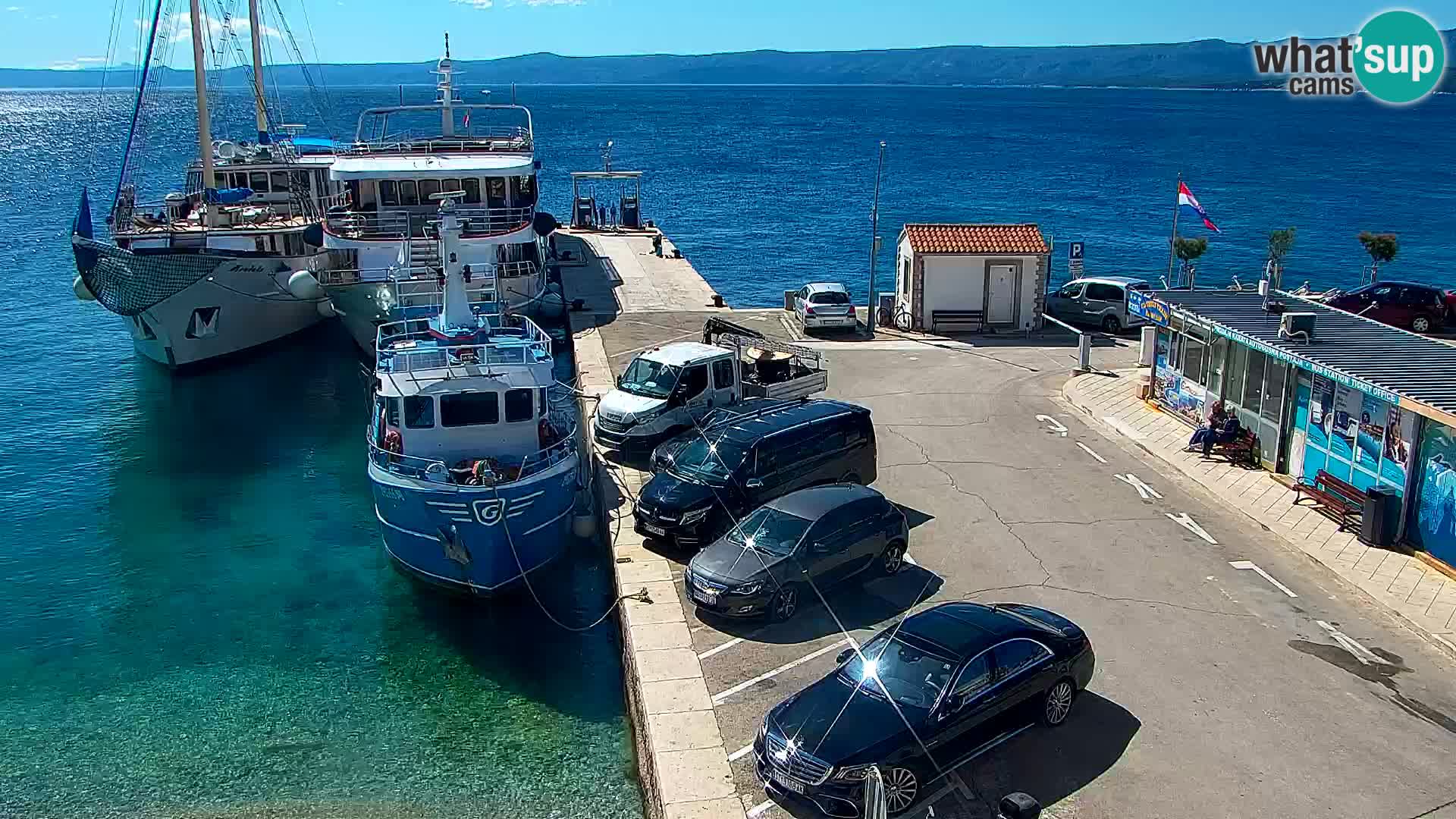Web kamera Bol – Centar mjesta i marina | Pogled uživo