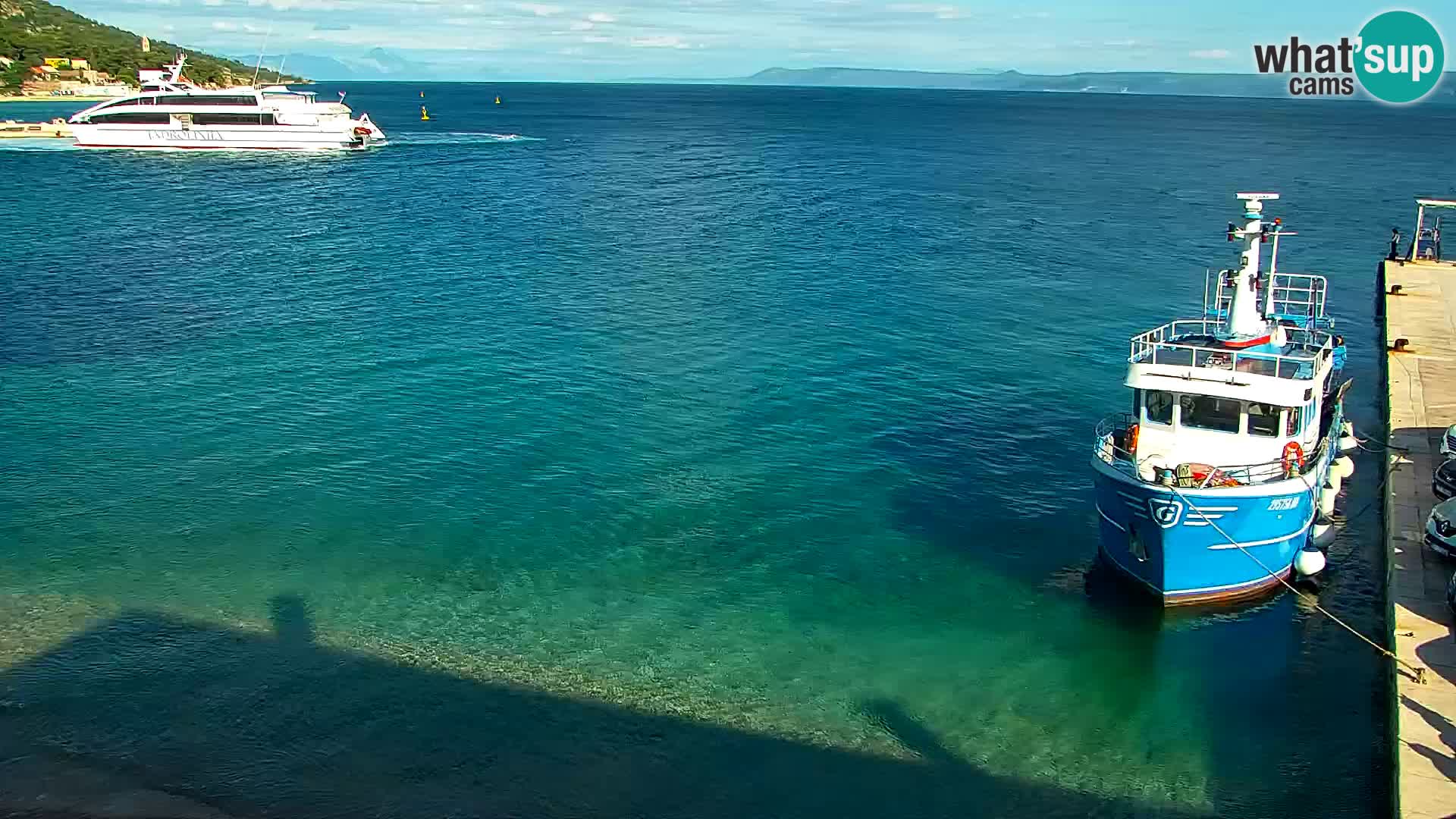 Spletna kamera Bol – Center mesta in marina v živo