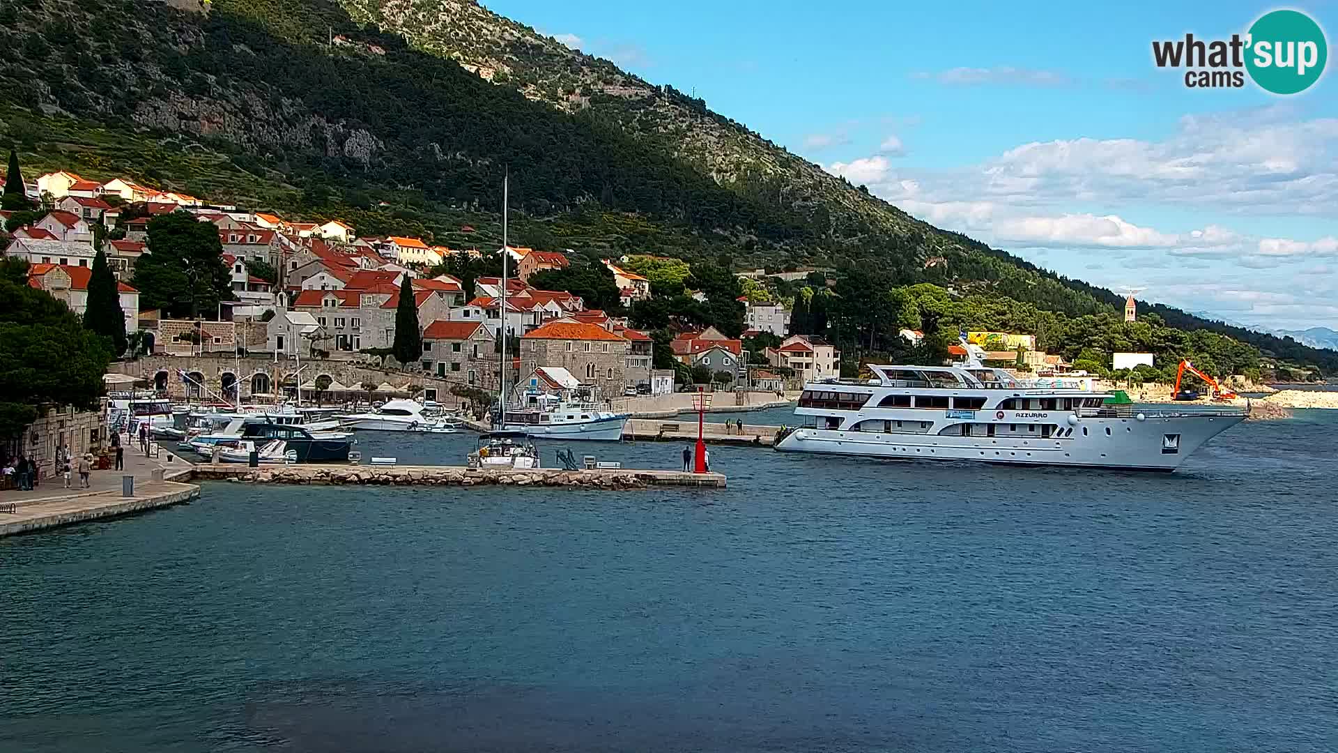 Spletna kamera Bol – Center mesta in marina v živo