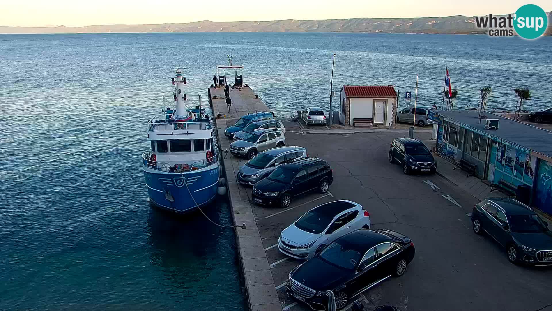 Spletna kamera Bol – Center mesta in marina v živo