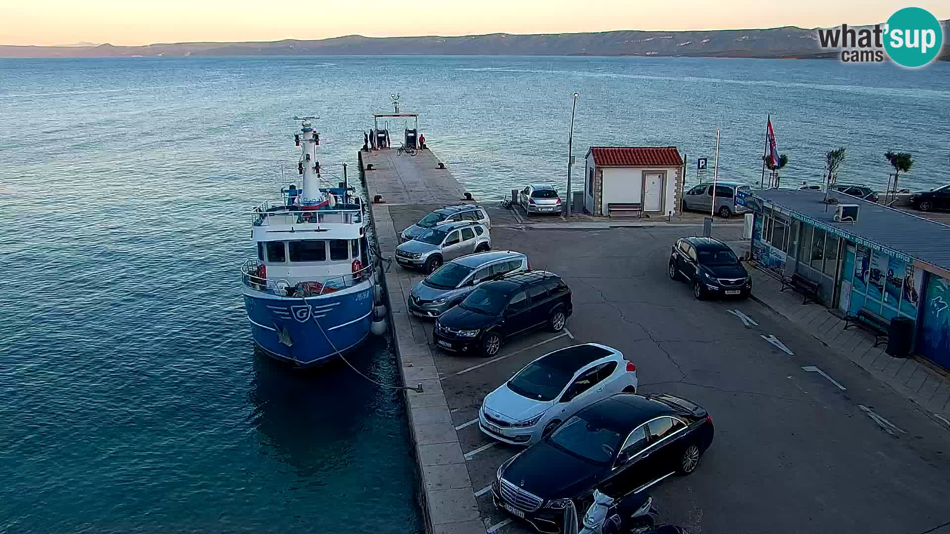 Web kamera Bol – Centar mjesta i marina | Pogled uživo