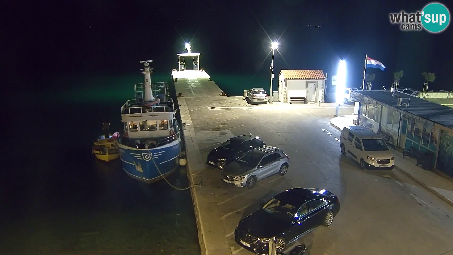 Web kamera Bol – Centar mjesta i marina | Pogled uživo