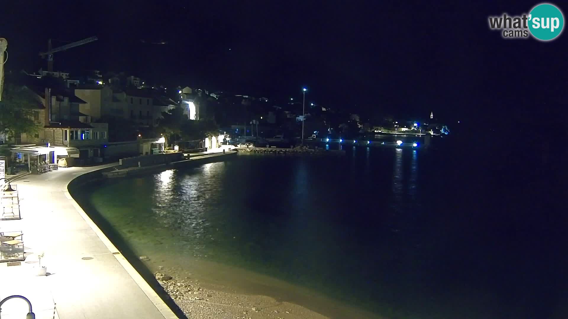 Spletna kamera Bol – Center mesta in marina v živo