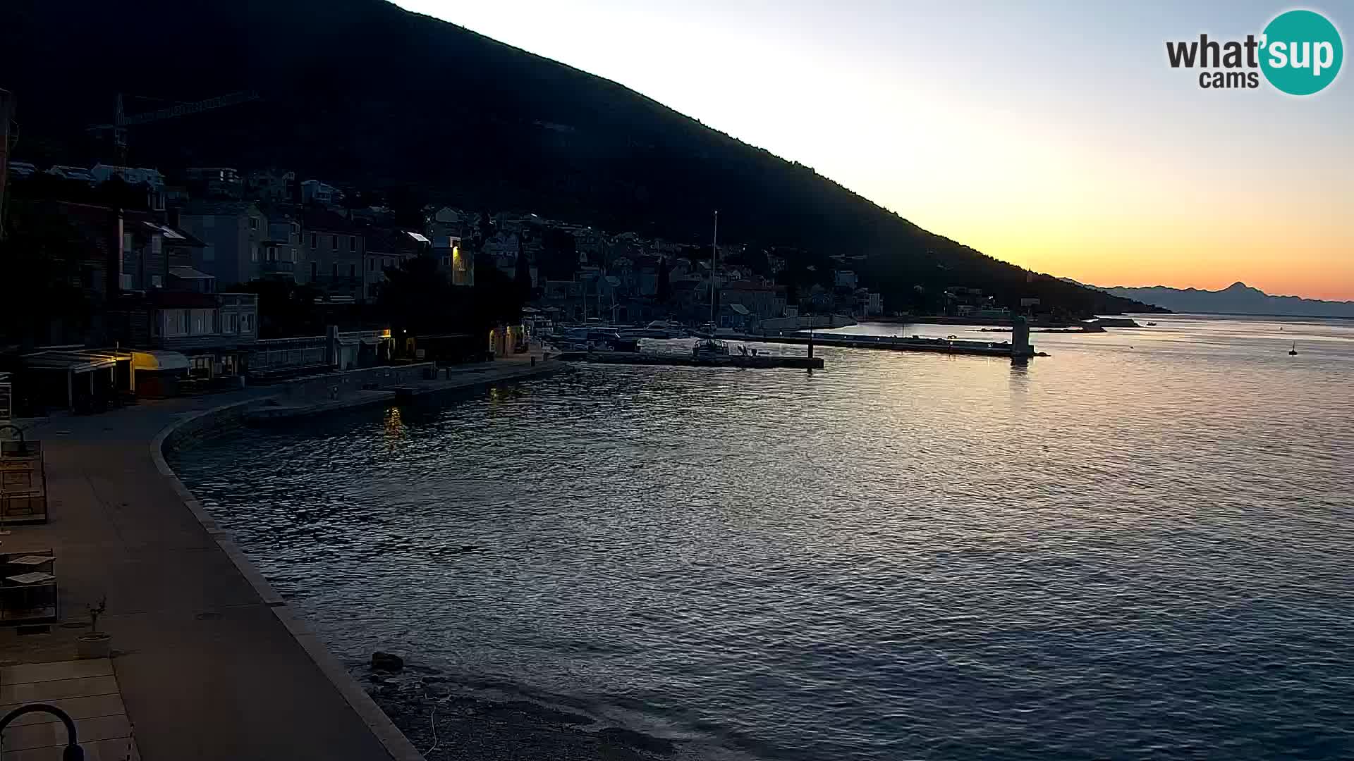 Web kamera Bol – Centar mjesta i marina | Pogled uživo