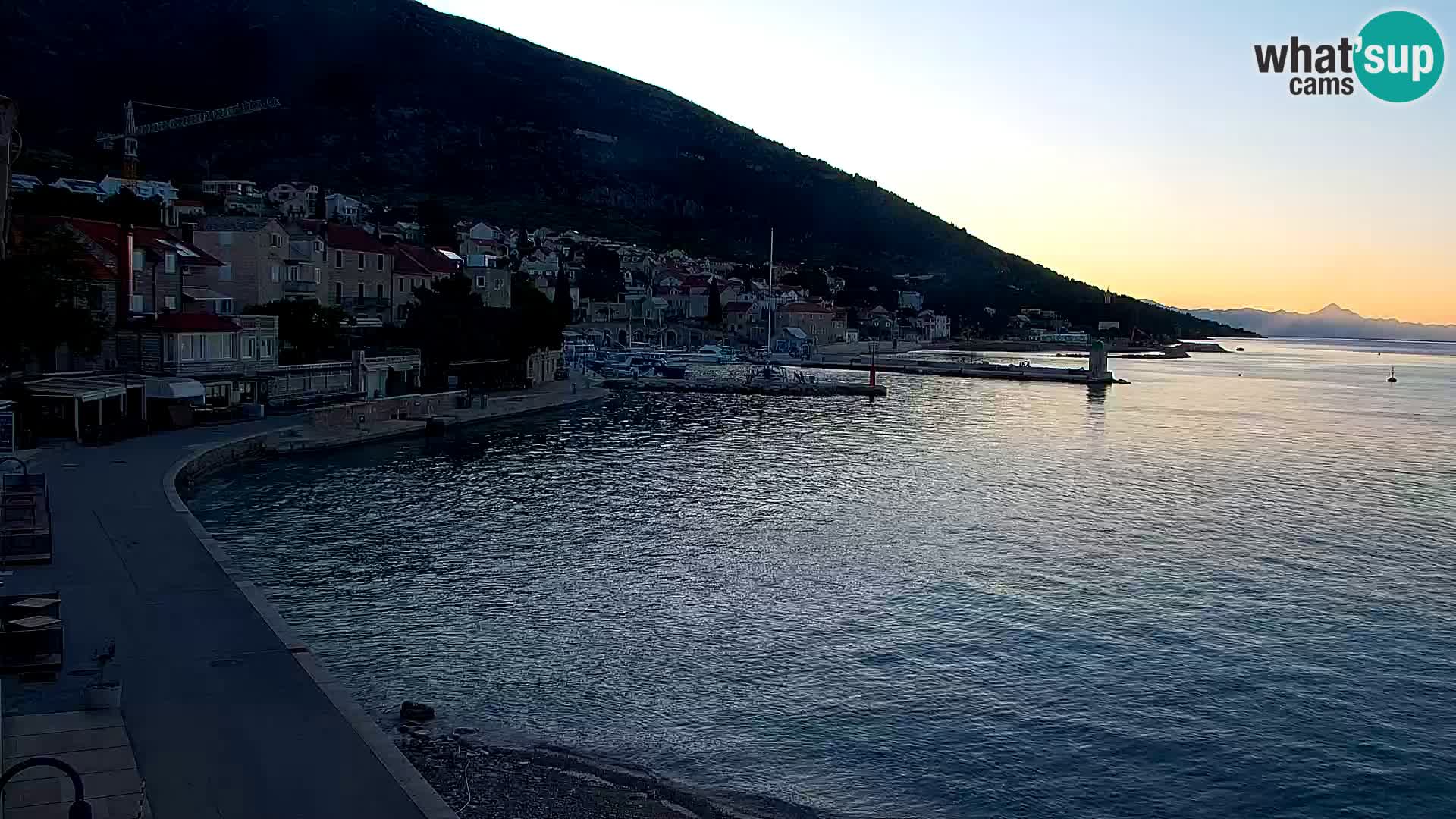 Web kamera Bol – Centar mjesta i marina | Pogled uživo