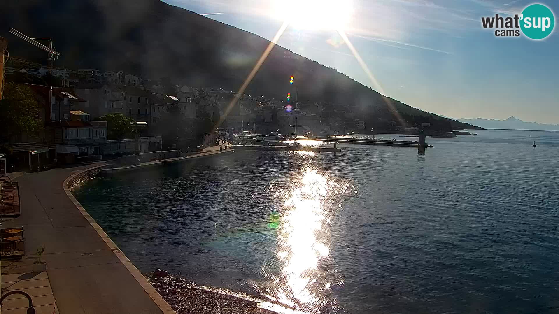 Spletna kamera Bol – Center mesta in marina v živo