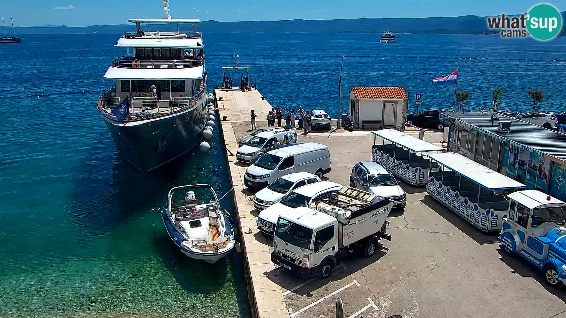 Spletna kamera Bol – Center mesta in marina v živo