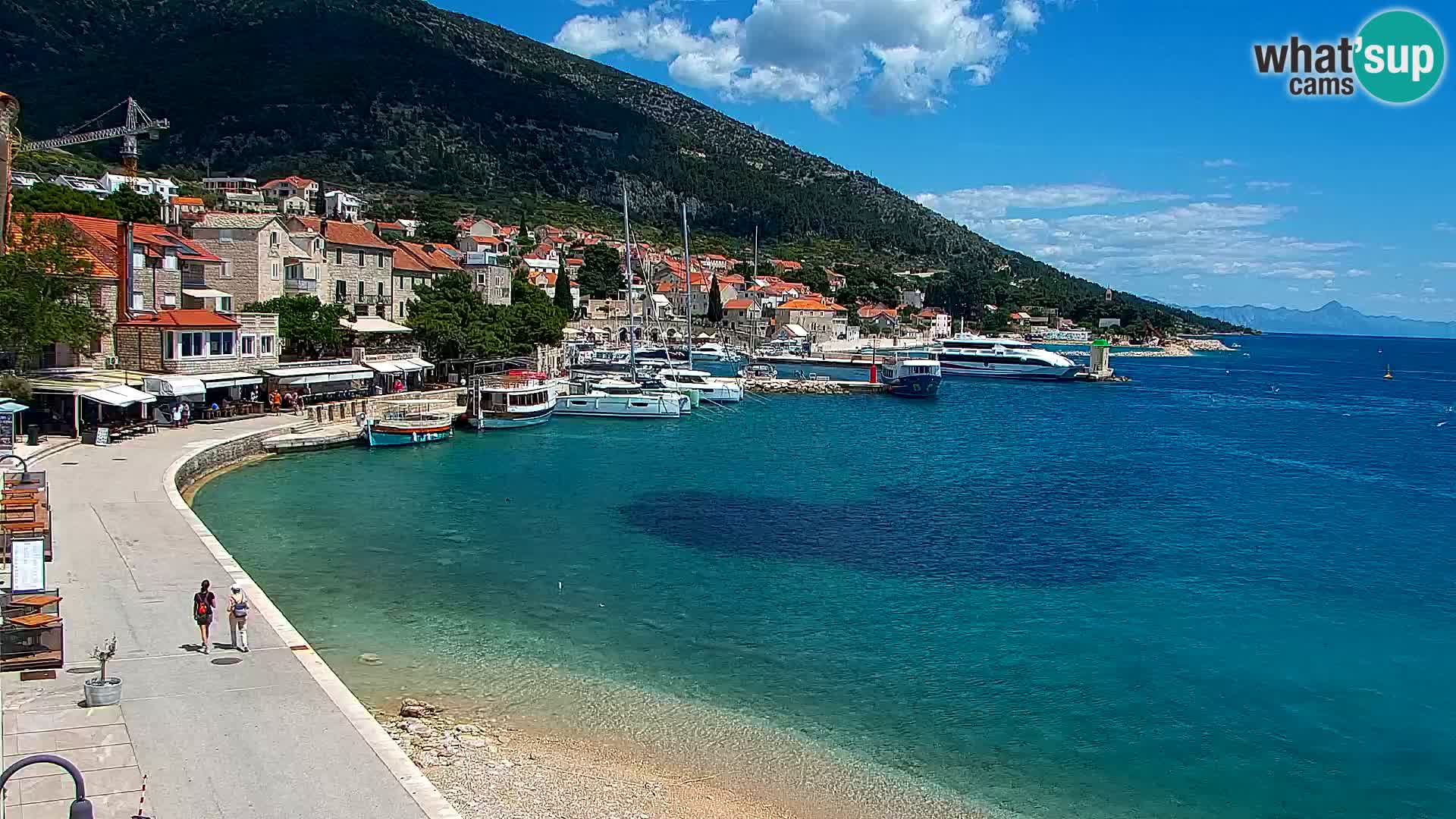 Spletna kamera Bol – Center mesta in marina v živo