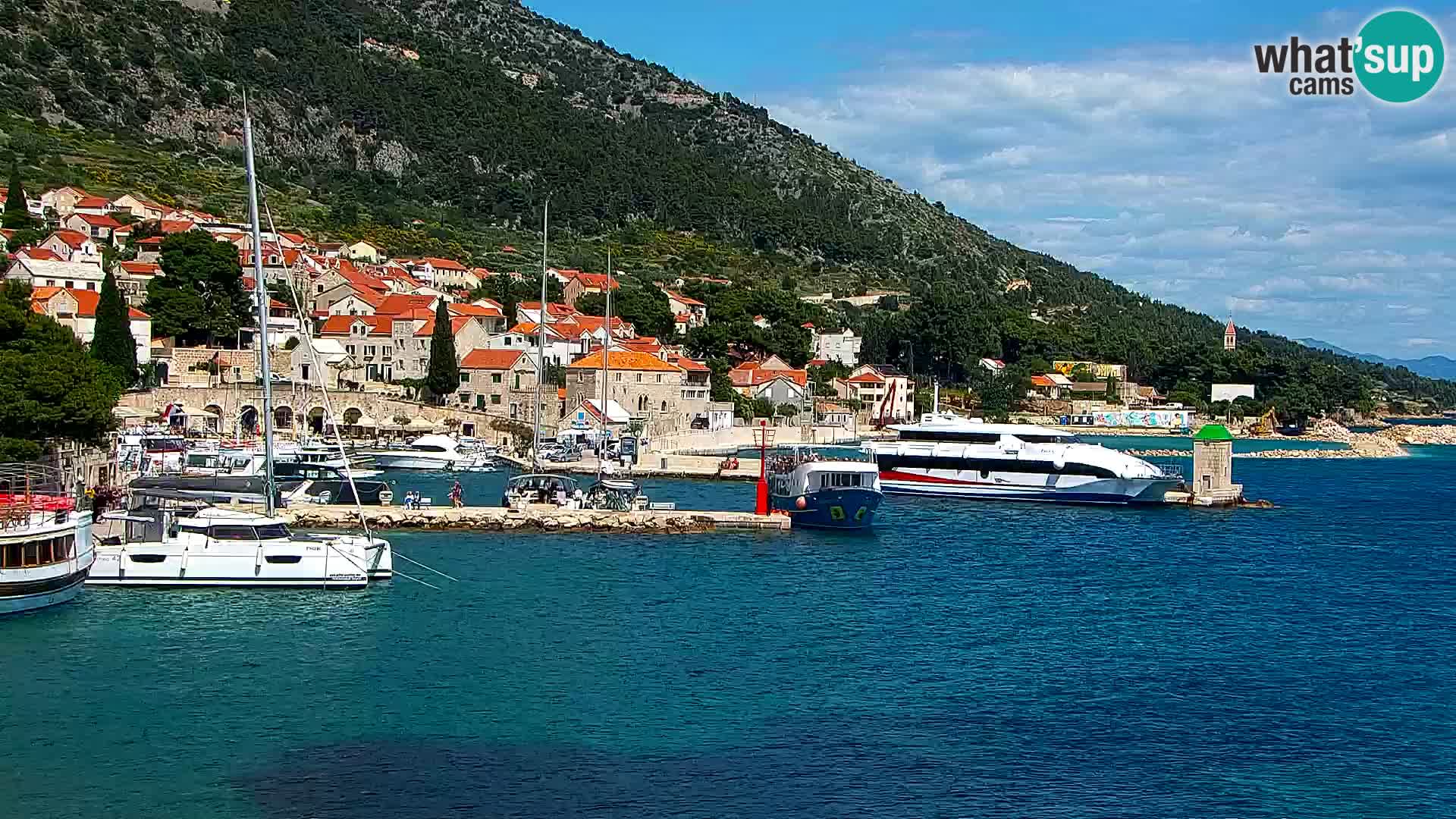 Spletna kamera Bol – Center mesta in marina v živo