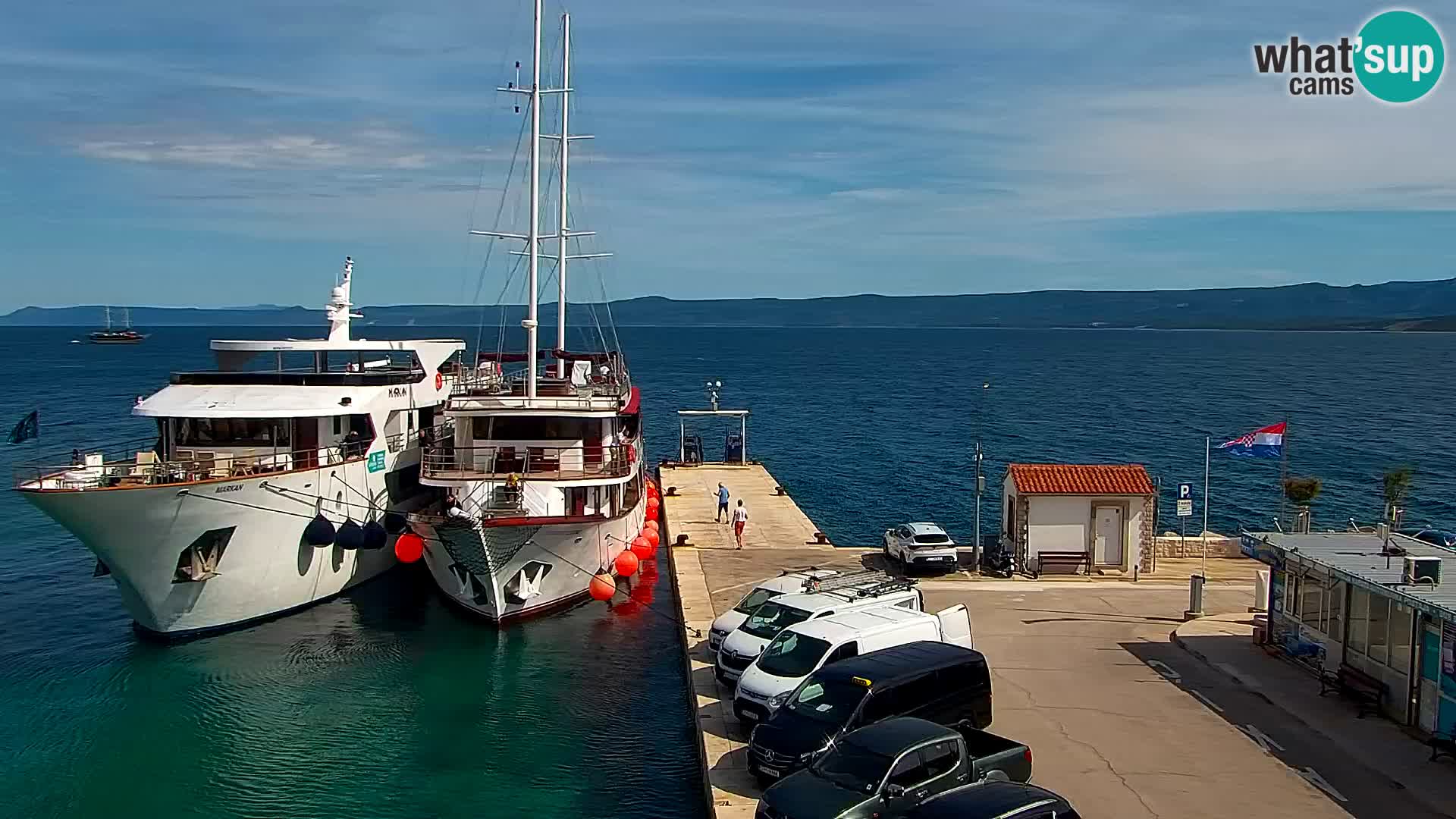 Web kamera Bol – Centar mjesta i marina | Pogled uživo