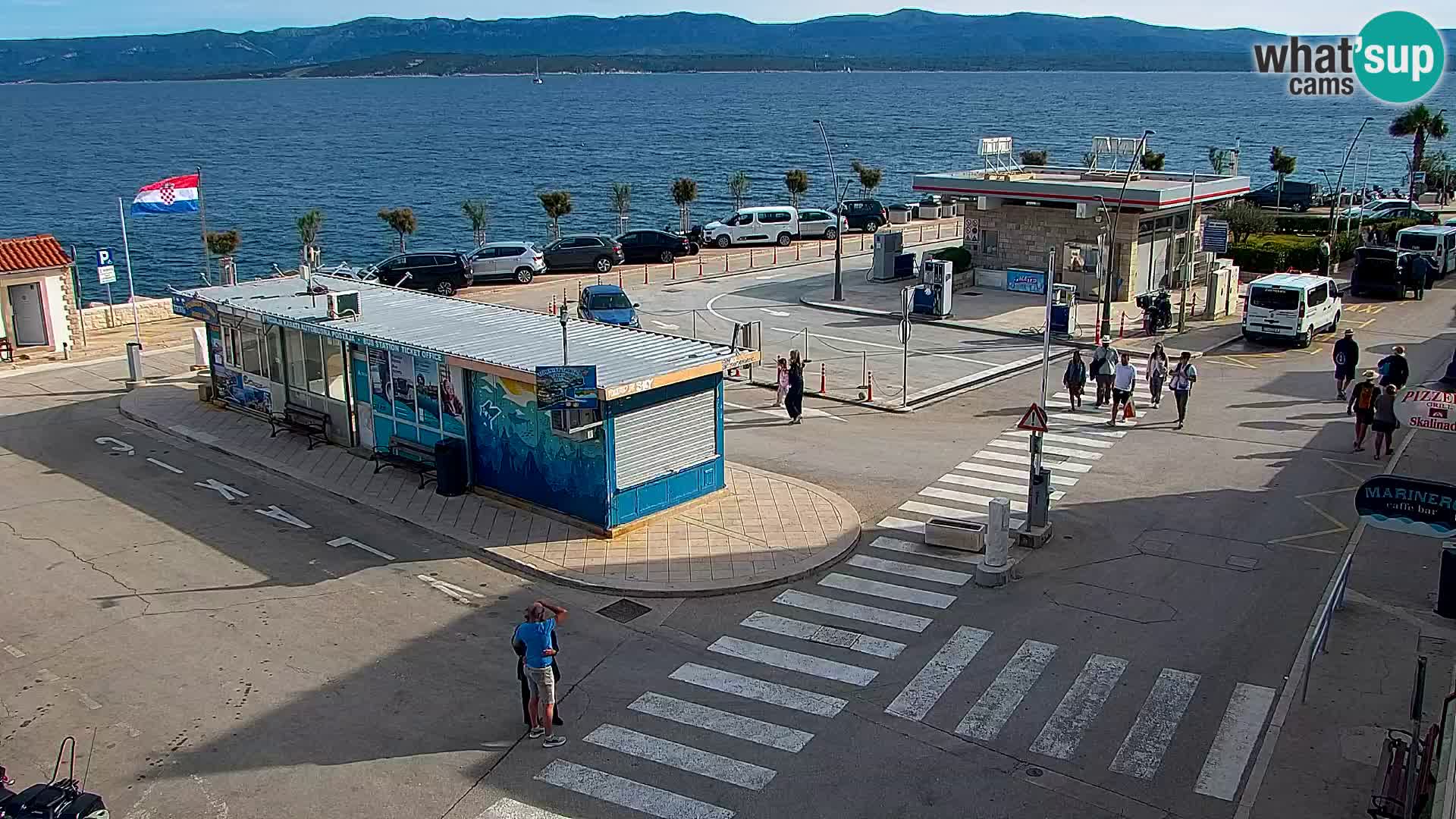 Spletna kamera Bol – Center mesta in marina v živo