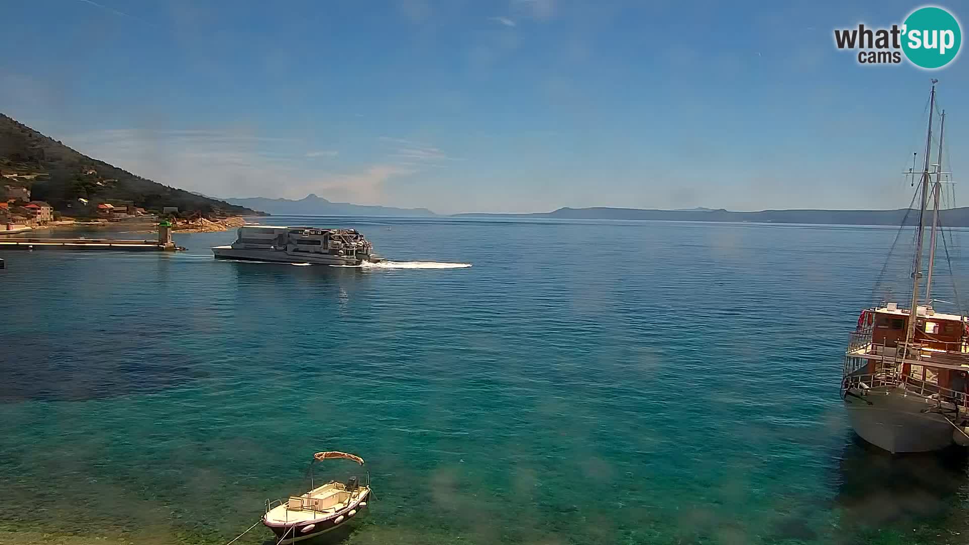 Spletna kamera Bol – Center mesta in marina v živo