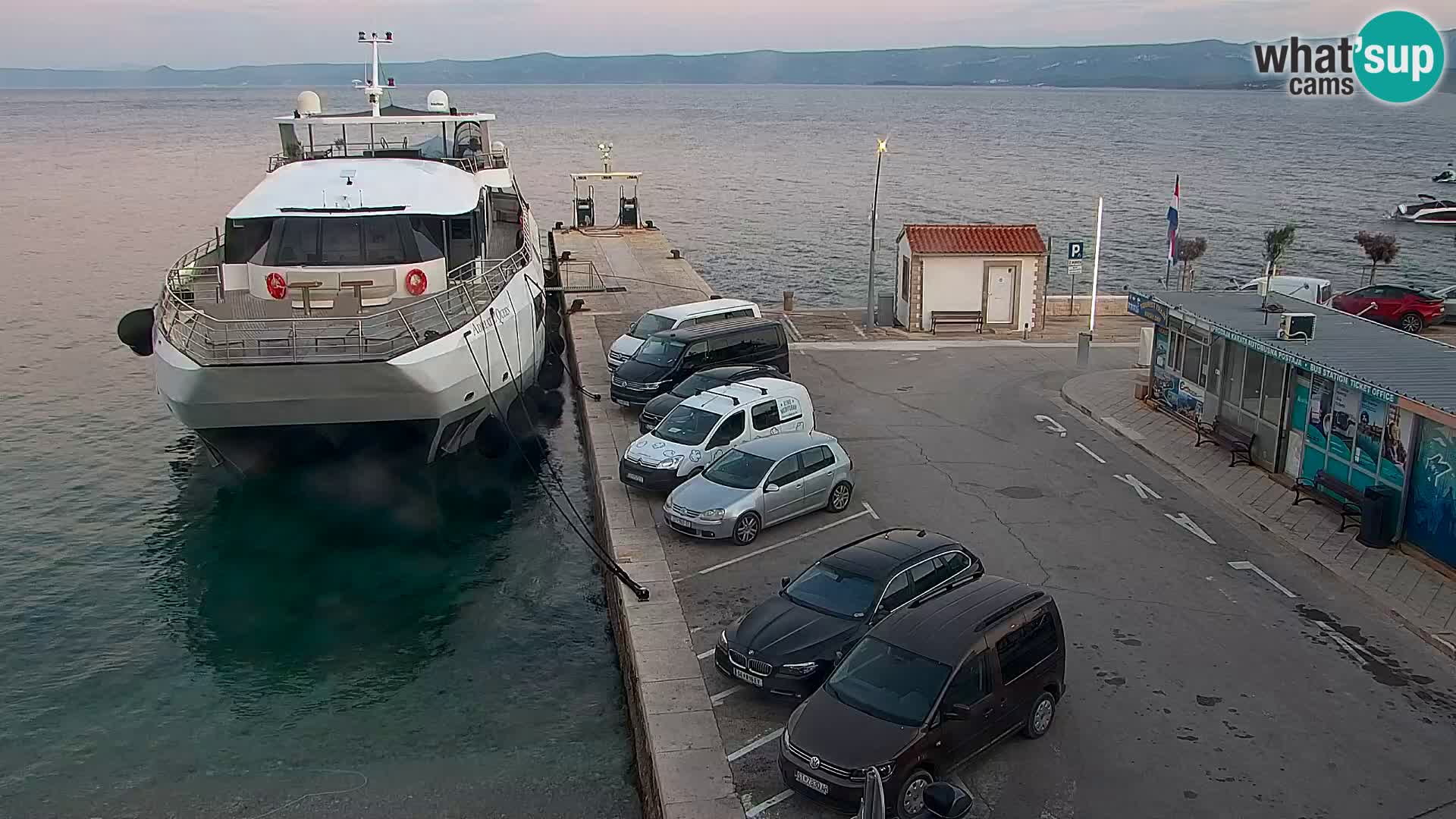 Web kamera Bol – Centar mjesta i marina | Pogled uživo