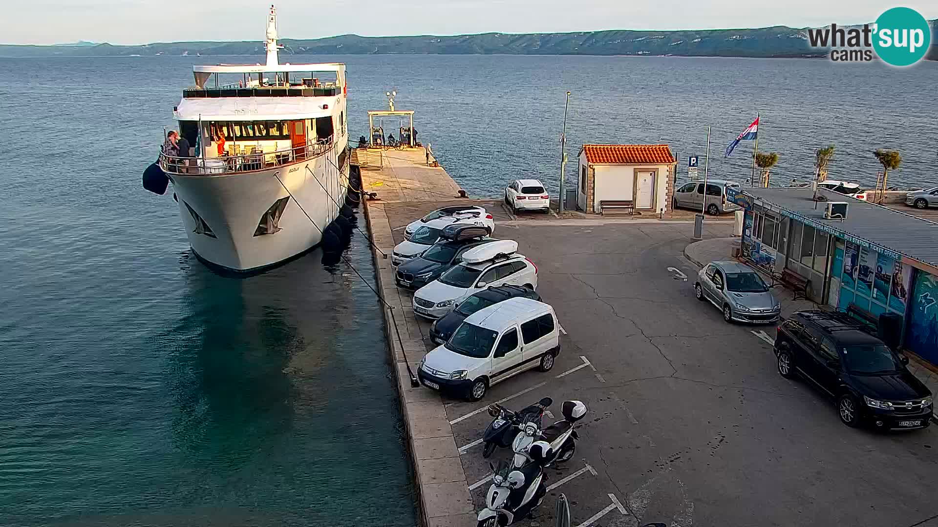 Webcam Bol Centro e Marina – Vista live dal porto di Bol