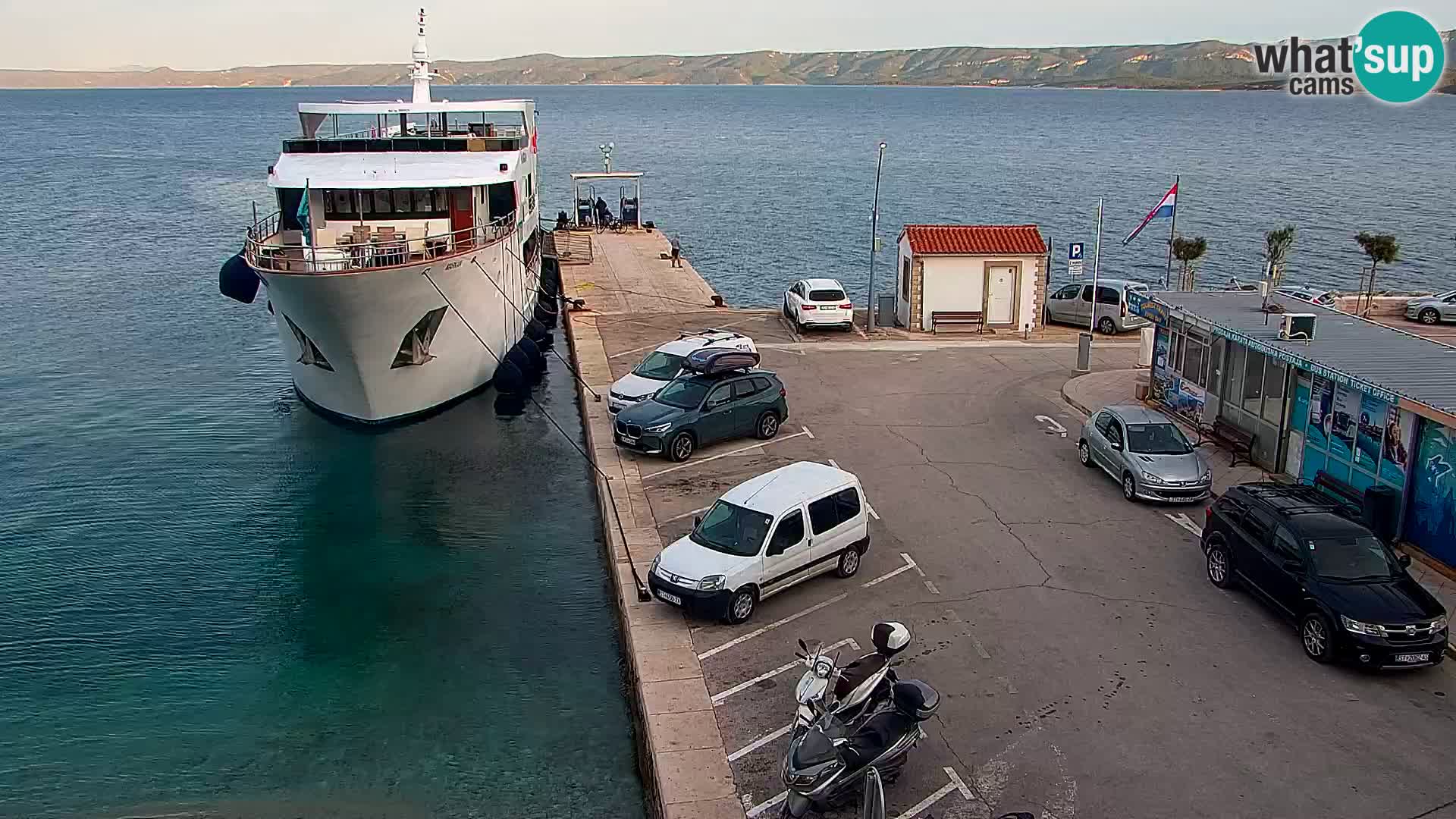 Web kamera Bol – Centar mjesta i marina | Pogled uživo