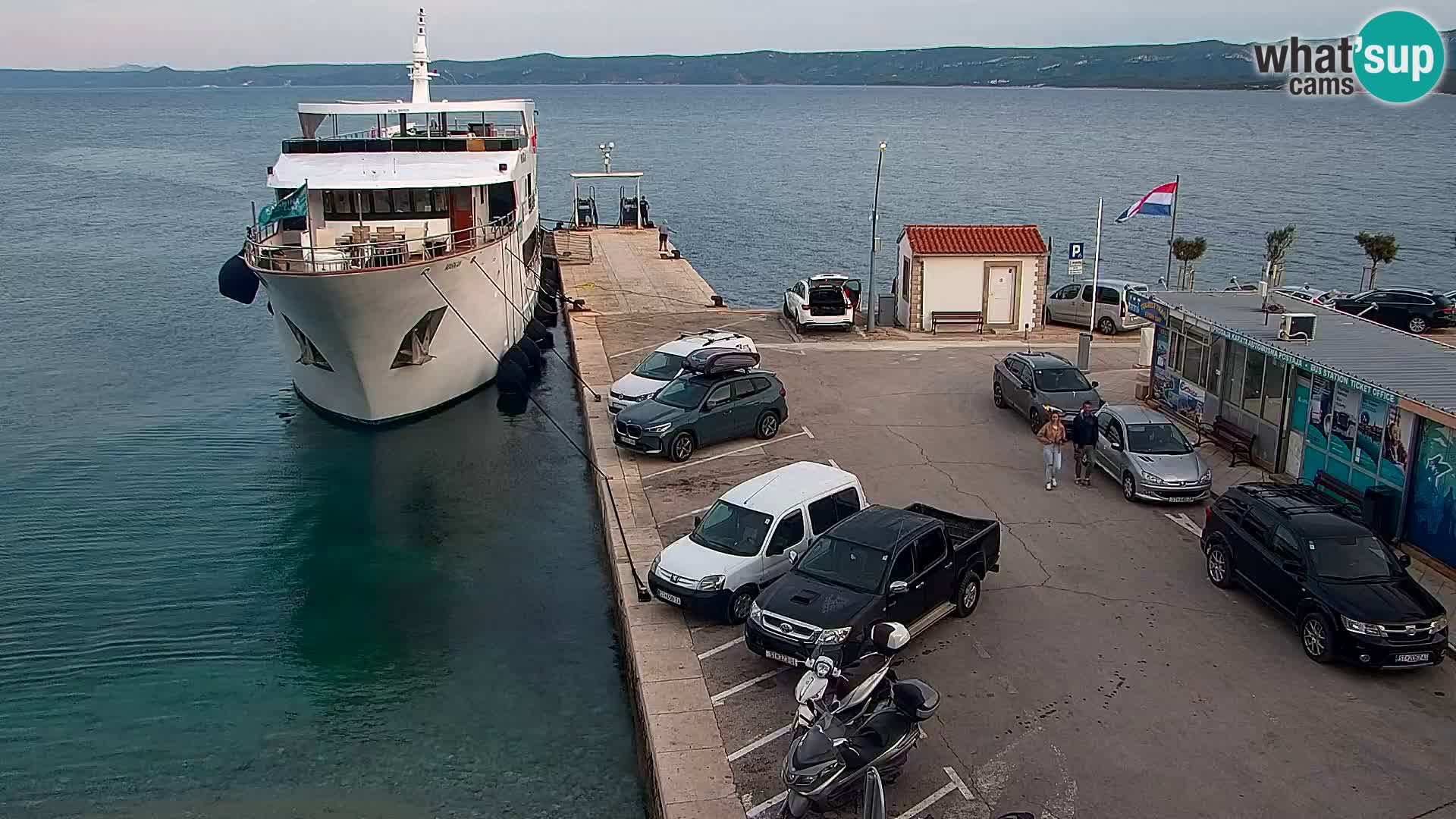 Web kamera Bol – Centar mjesta i marina | Pogled uživo