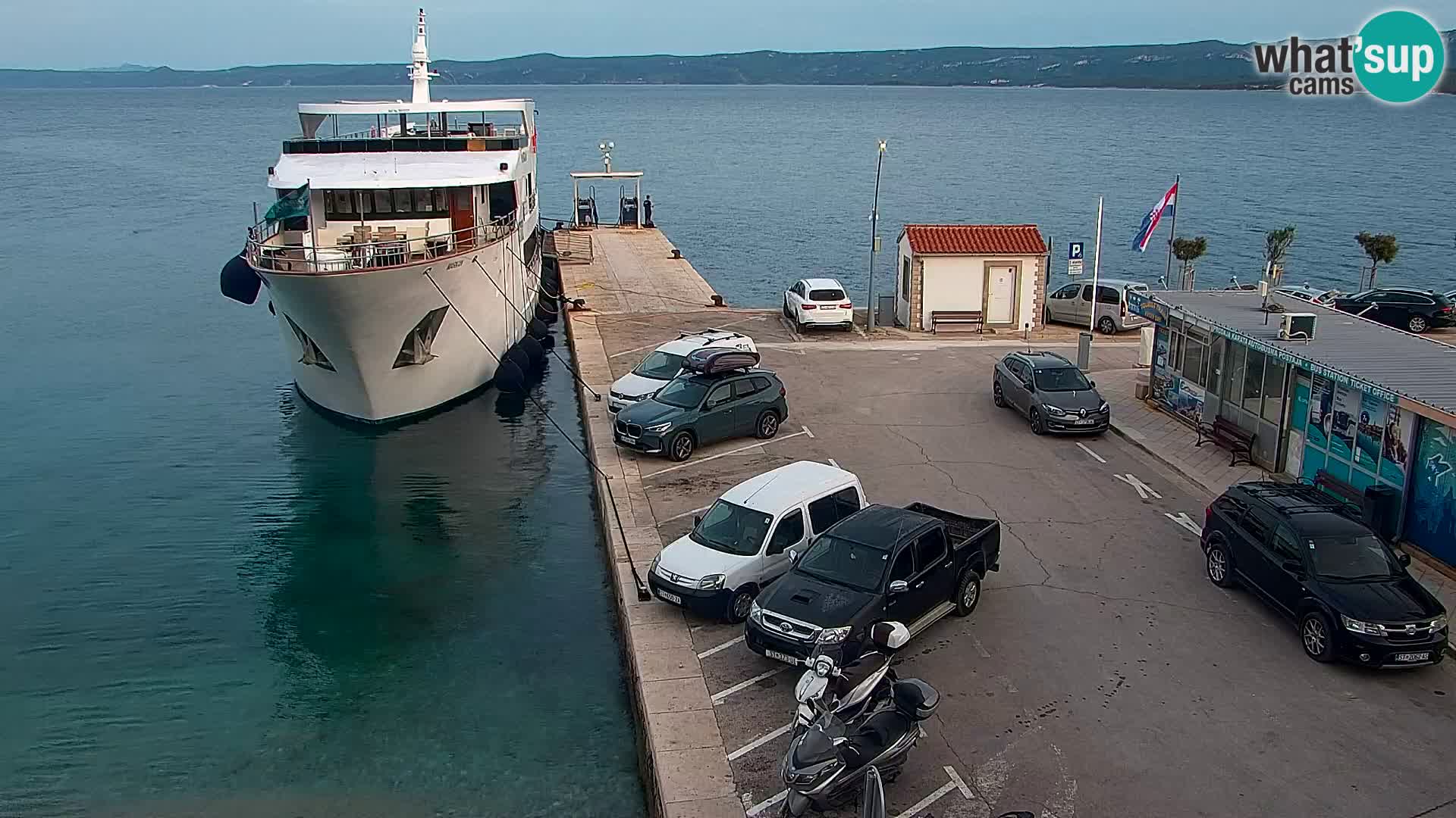 Web kamera Bol – Centar mjesta i marina | Pogled uživo