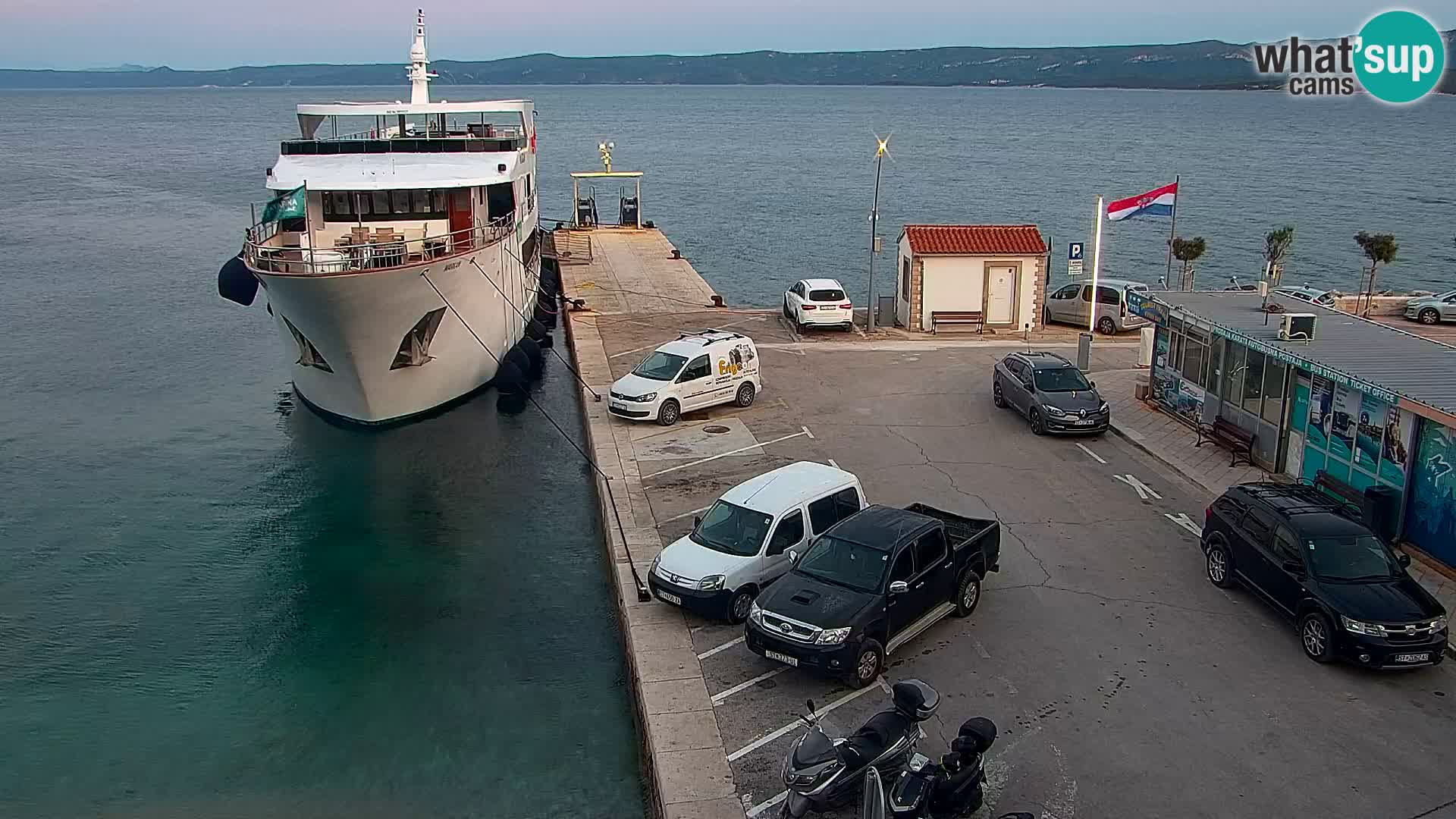 Web kamera Bol – Centar mjesta i marina | Pogled uživo