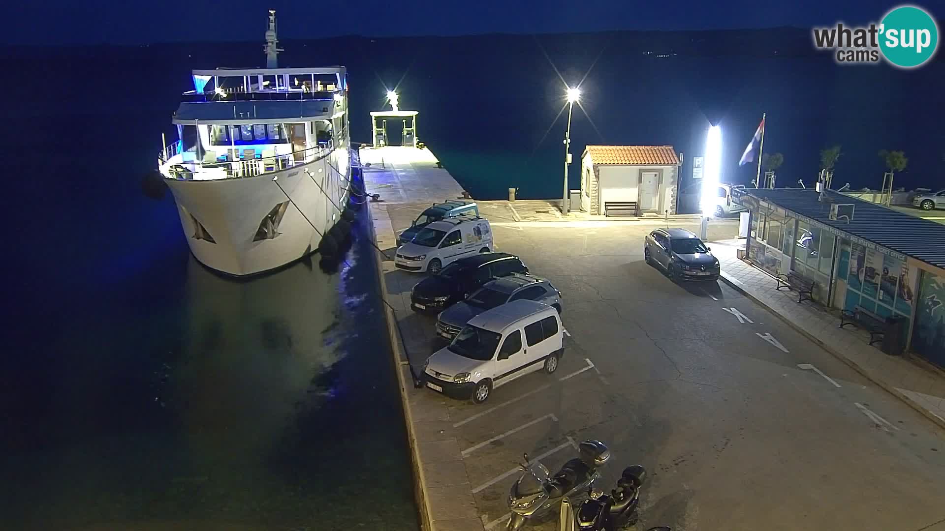 Web kamera Bol – Centar mjesta i marina | Pogled uživo