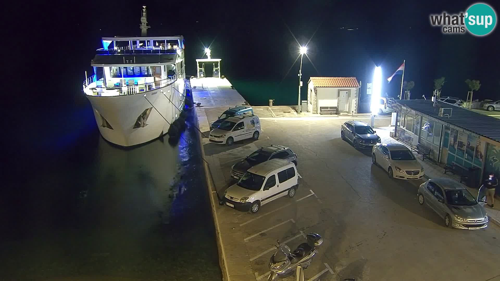 Web kamera Bol – Centar mjesta i marina | Pogled uživo
